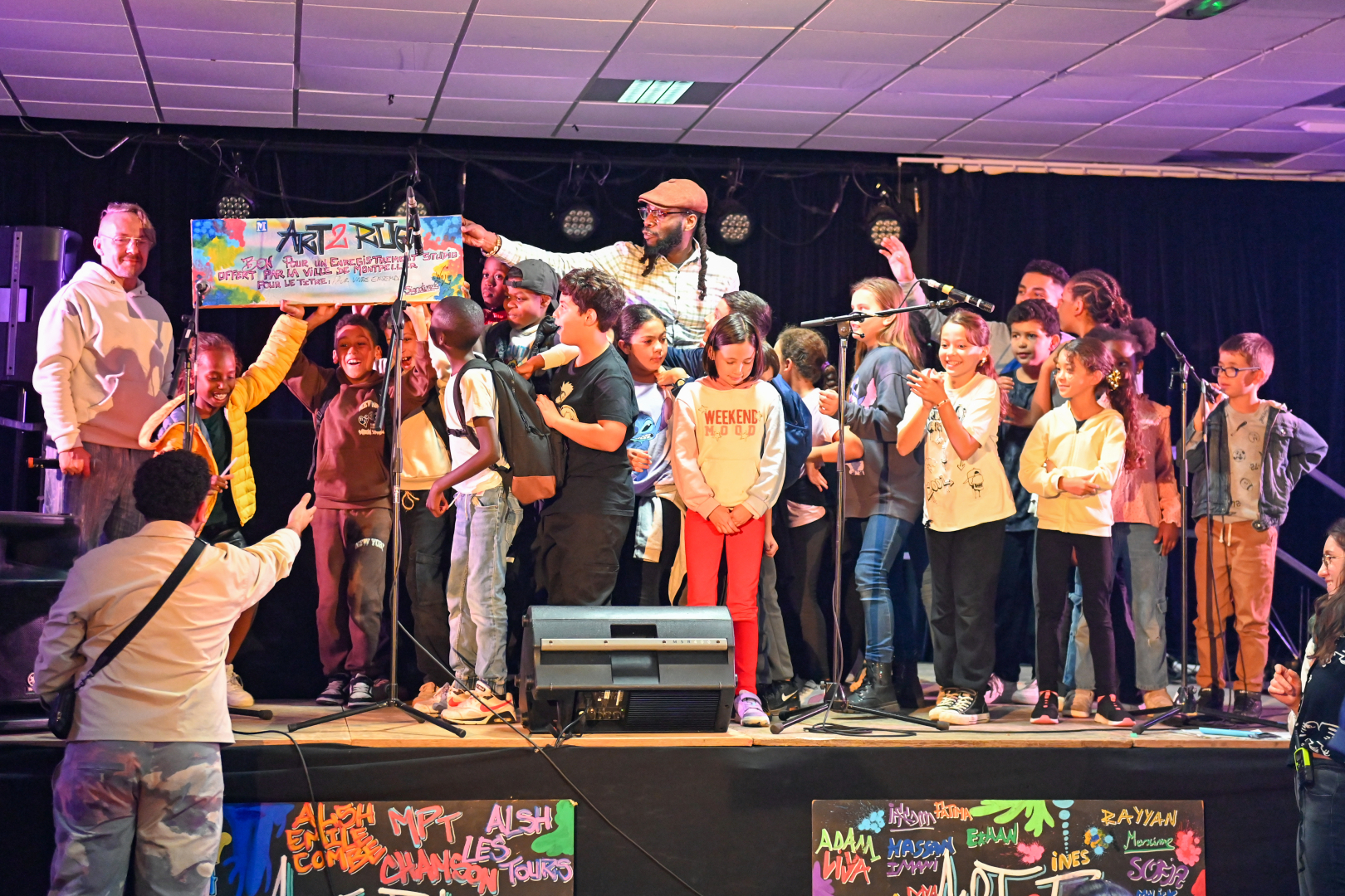 enfants sur scène remise du prix par deux rappeurs graff micro animateur