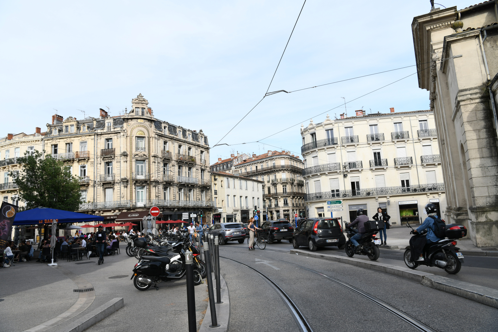 place Saint Denis en 2022 avec scooters, voitures, terrasses