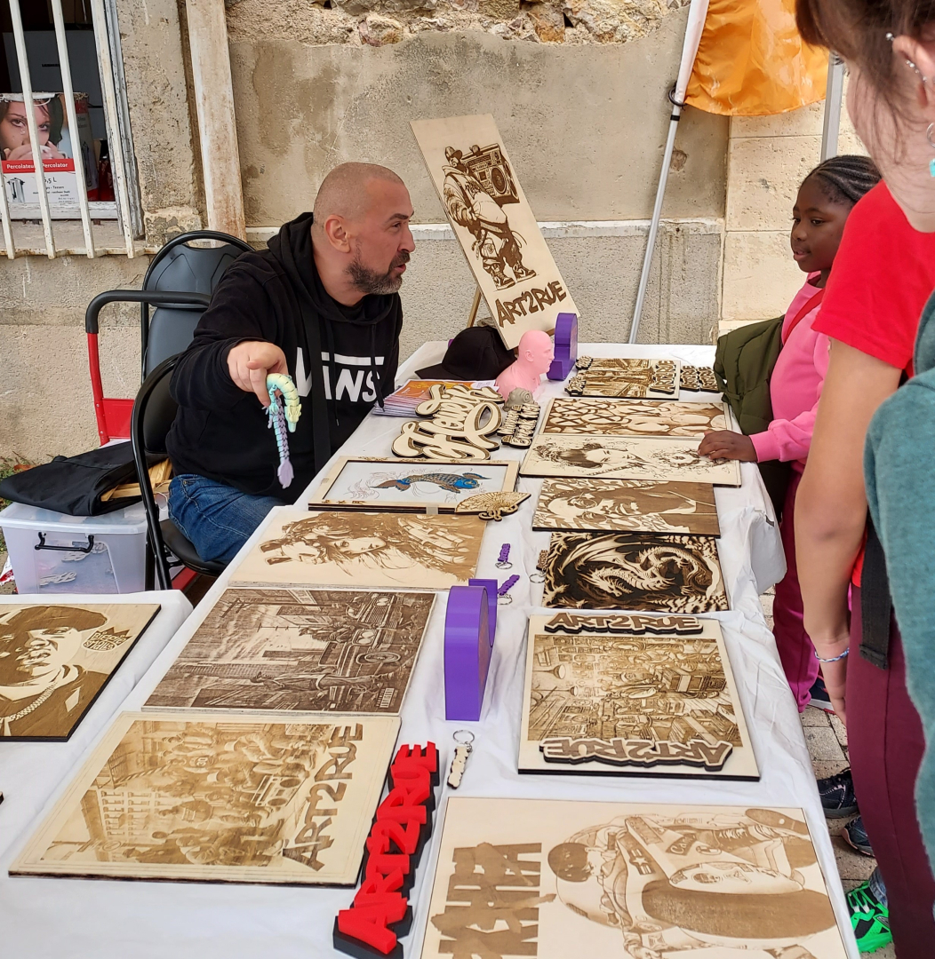 stand Gisèle Halimi animateurs table créations 