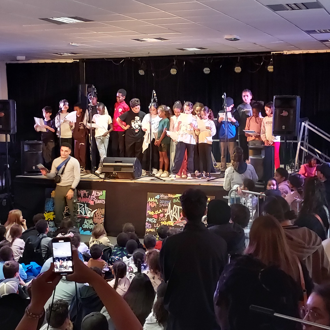 enfants sur scène spotlights animateurs micros 