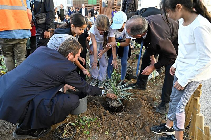 Plantation avec les enfants et les élus