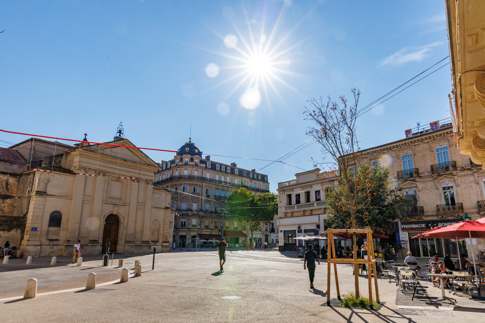 ciel ensoleillée place rénovée église piéton immeubles 