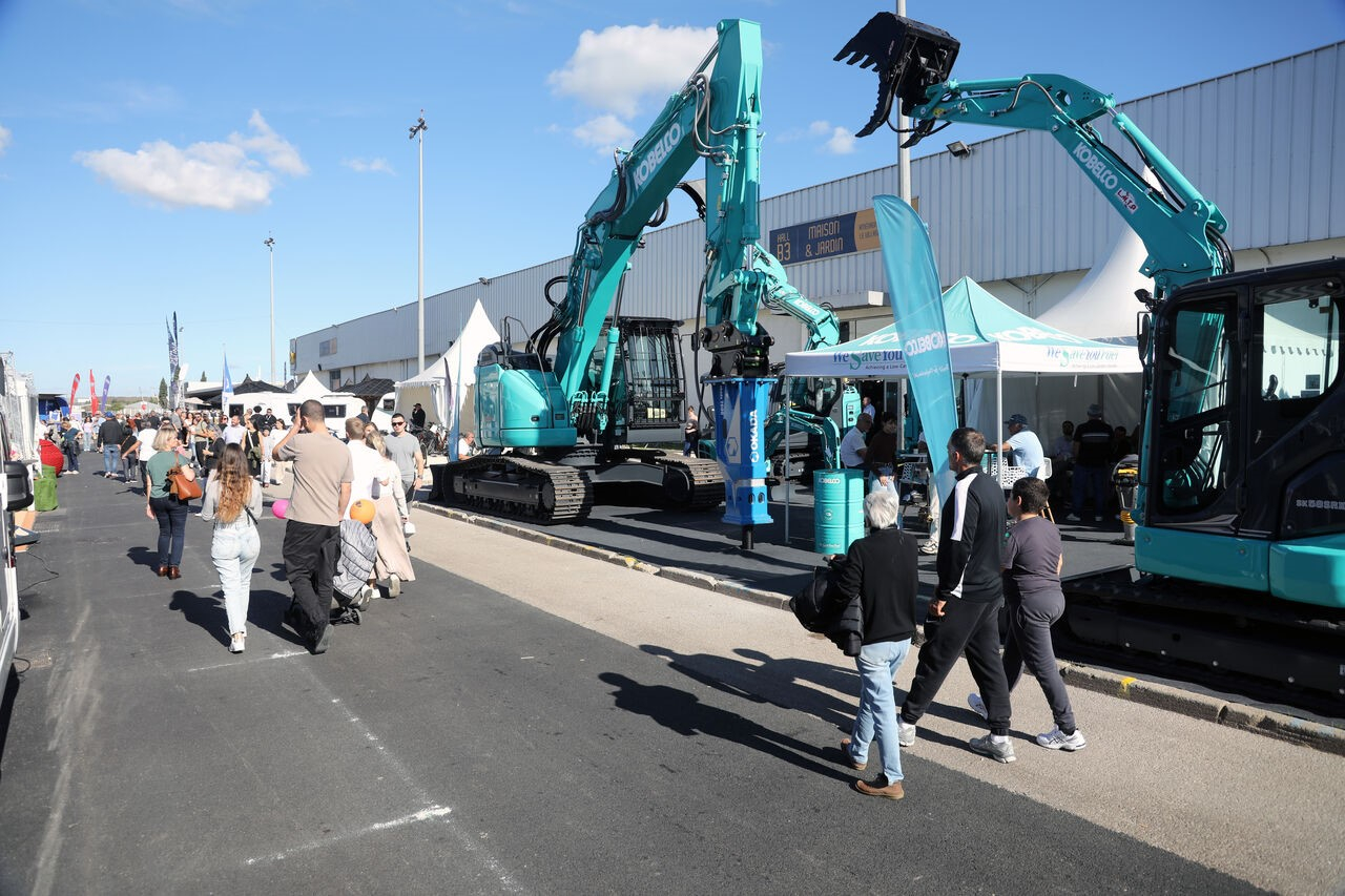 des visiteurs à la foire 