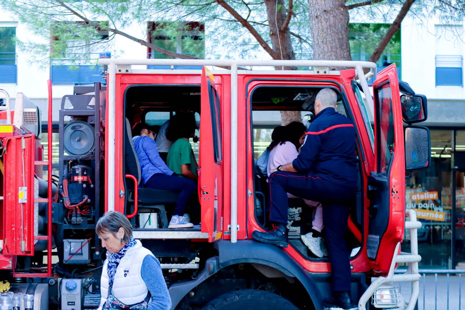 pompiers camion des pompiers enfants bénévoles  
