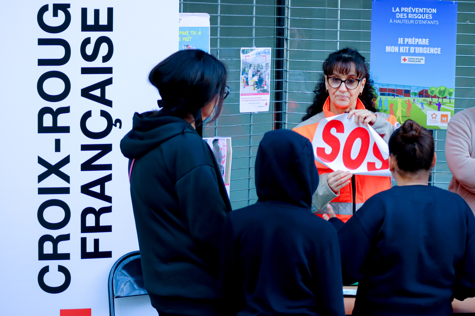 stand Croix rouge française enfants intervenants affiches 
