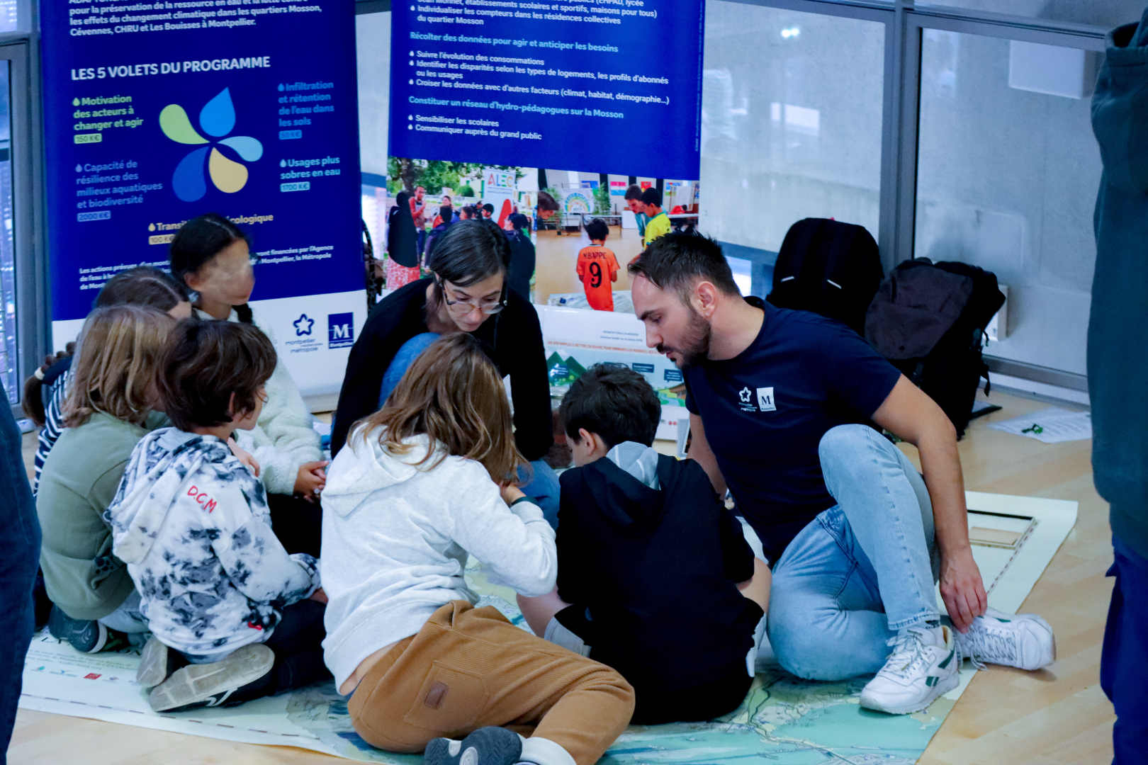 enfants assis en groupe animateur GEMAPI affiches 