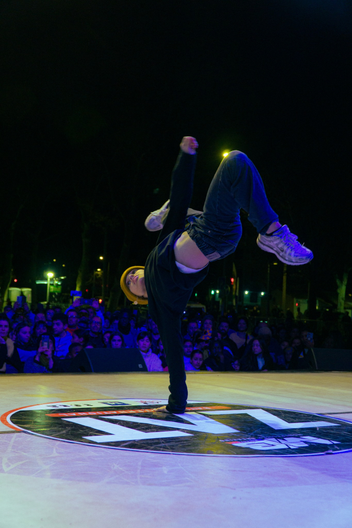 danseur de breakdance en pleine action sur scène 