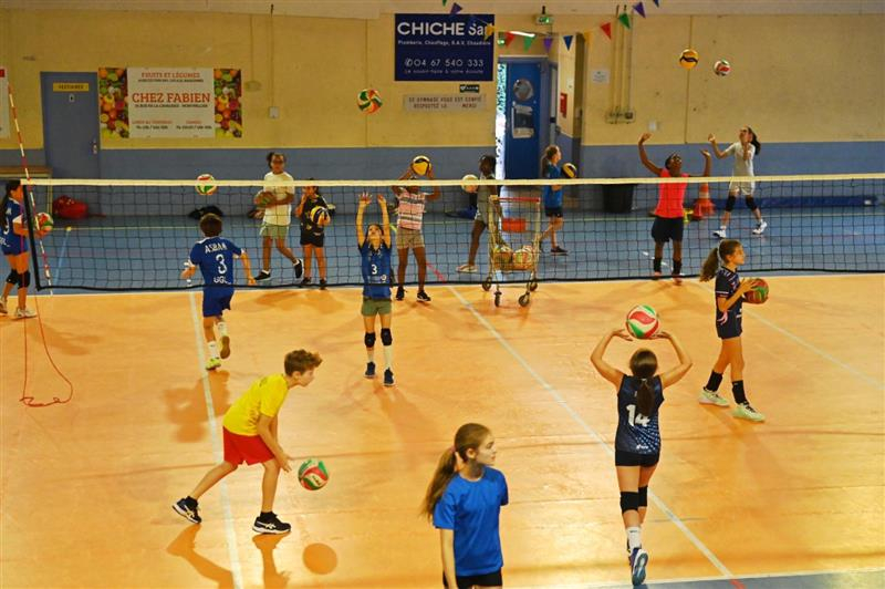 Après le dévoilement de la plaque, les jeunes équipes du club ont montré leurs talents de volleyeurs