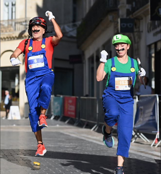 deux coureurs déguisés 