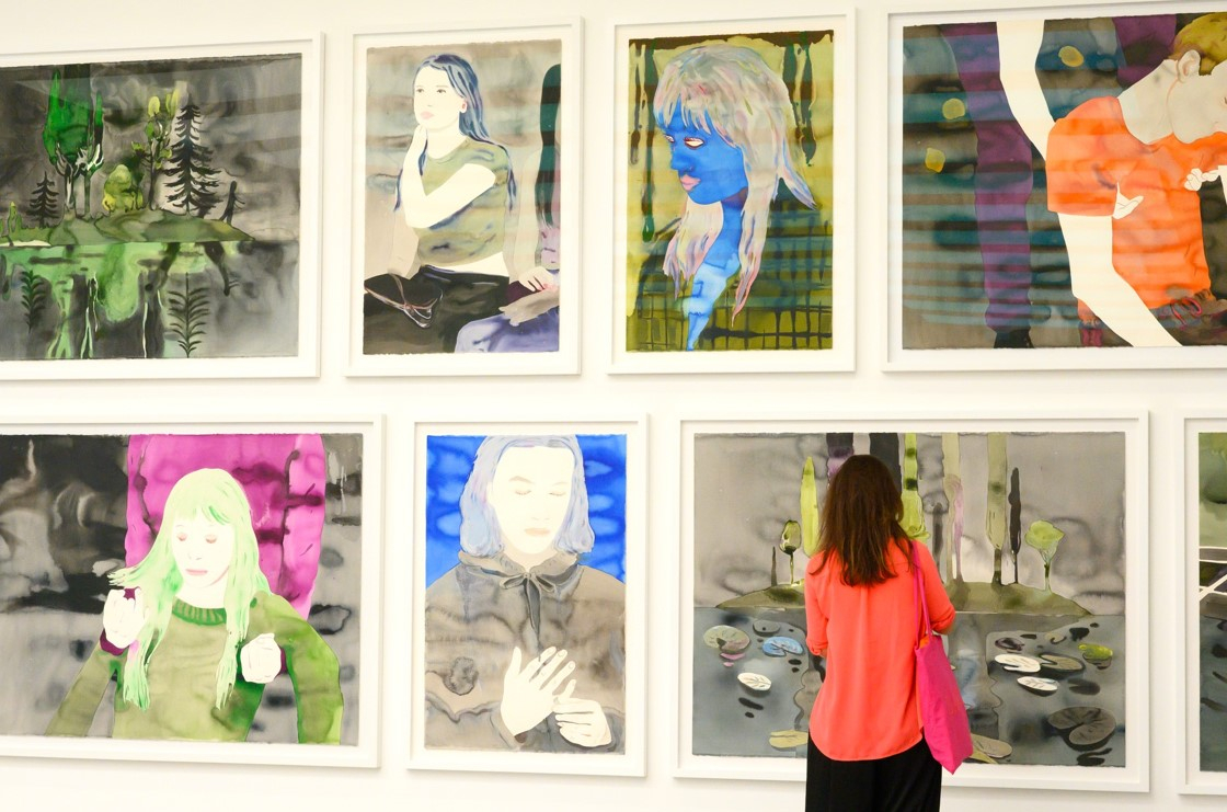 Jeune femme regardant les toiles de Françoise Petrovitch