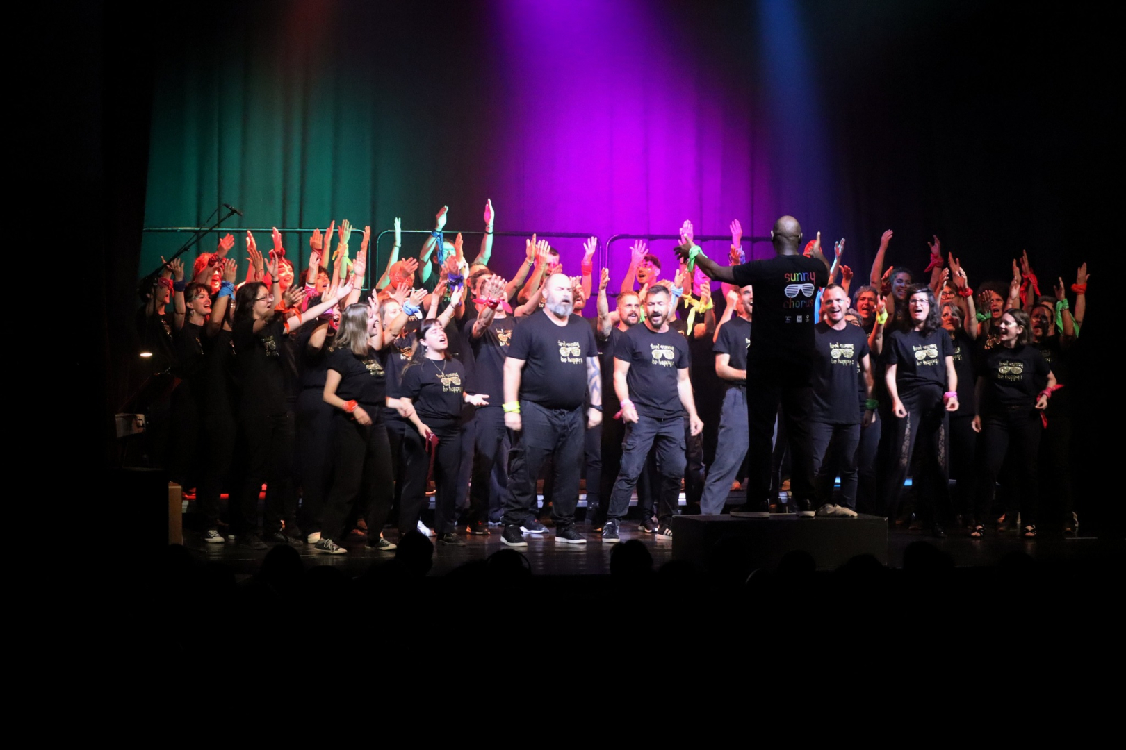 la chorale Sonny Chorus chante sur scène lumières 