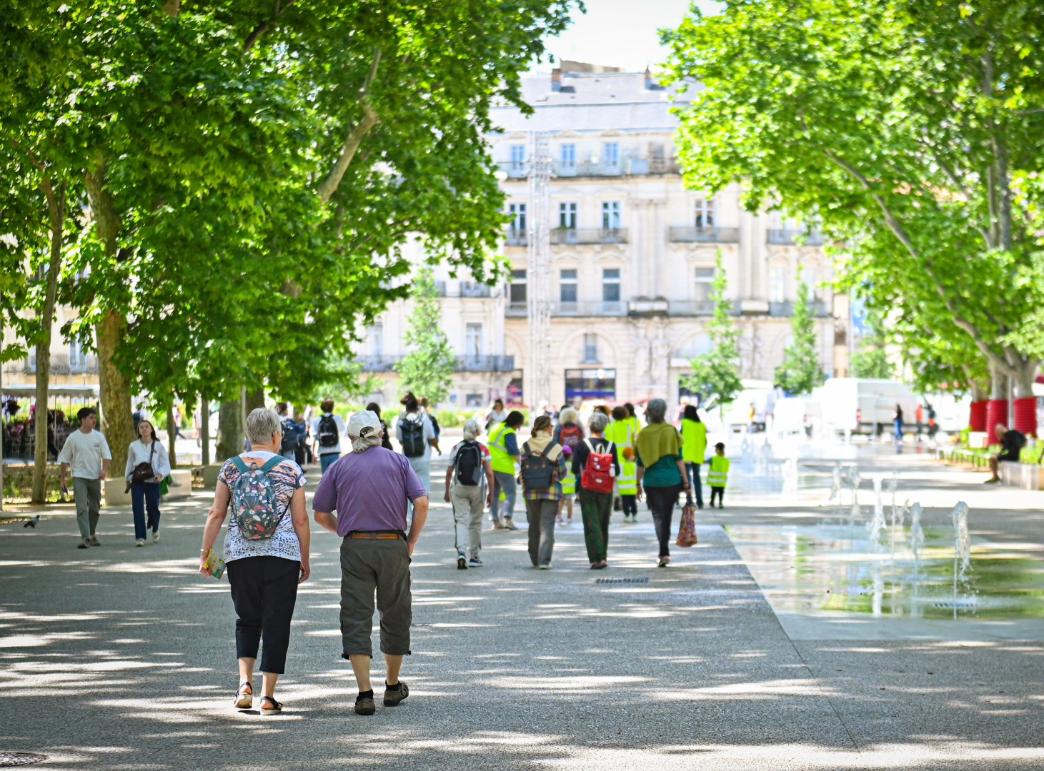 Les trottinettes électriques sont interdites dans une partie de la zone piétonne du centre-ville, notamment sur l'esplanade Charles de Gaulle et la place de la Comédie