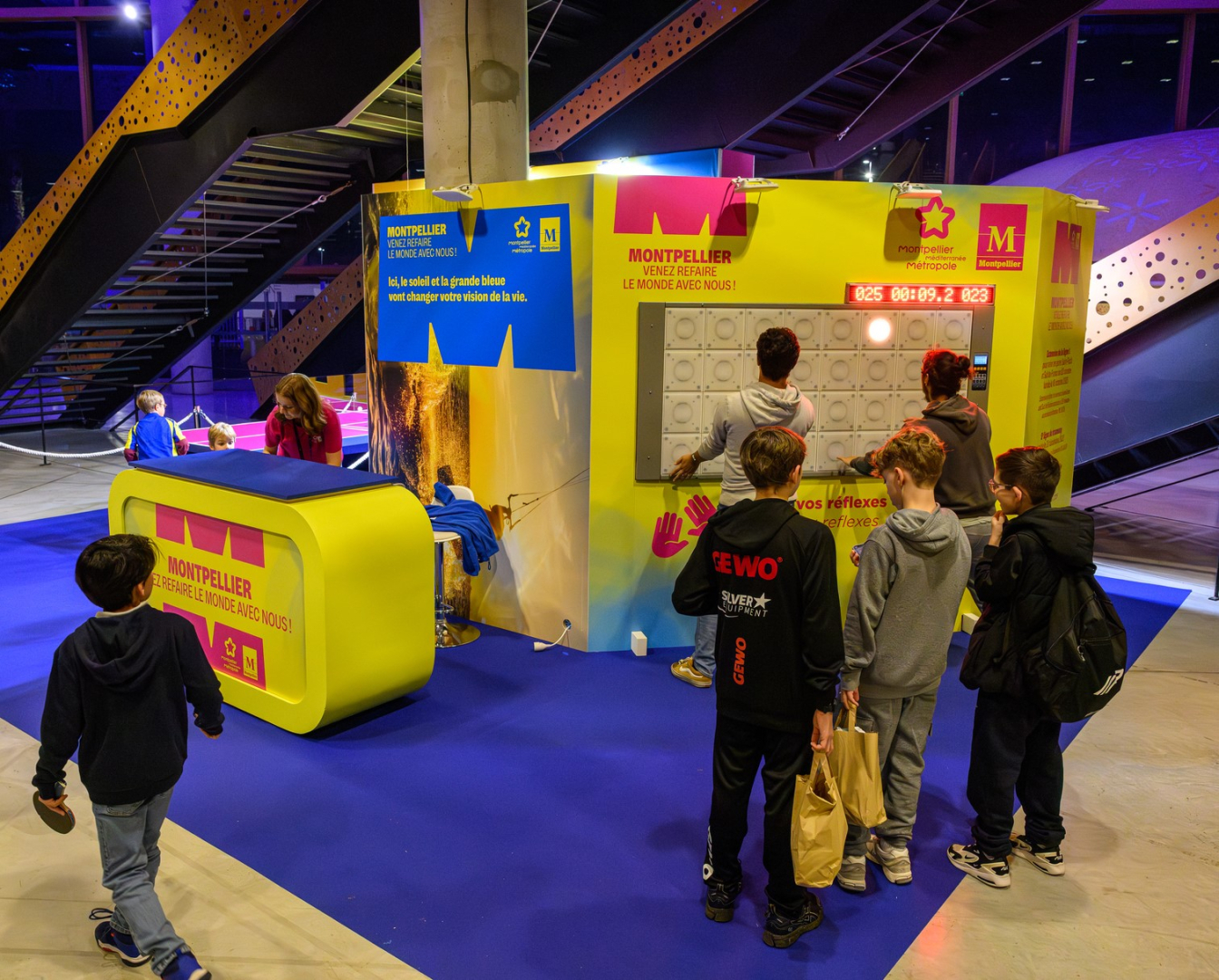 Le stand de Montpellier Méditerranée Métropole, partenaire du WTT Champions Montpellier, à la Sud de France Arena.