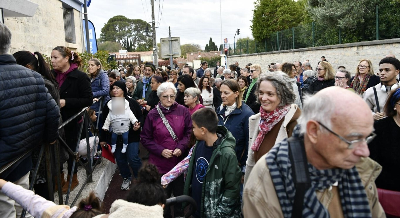 La foule rassemblée pour l'inauguration de la Maison pour tous