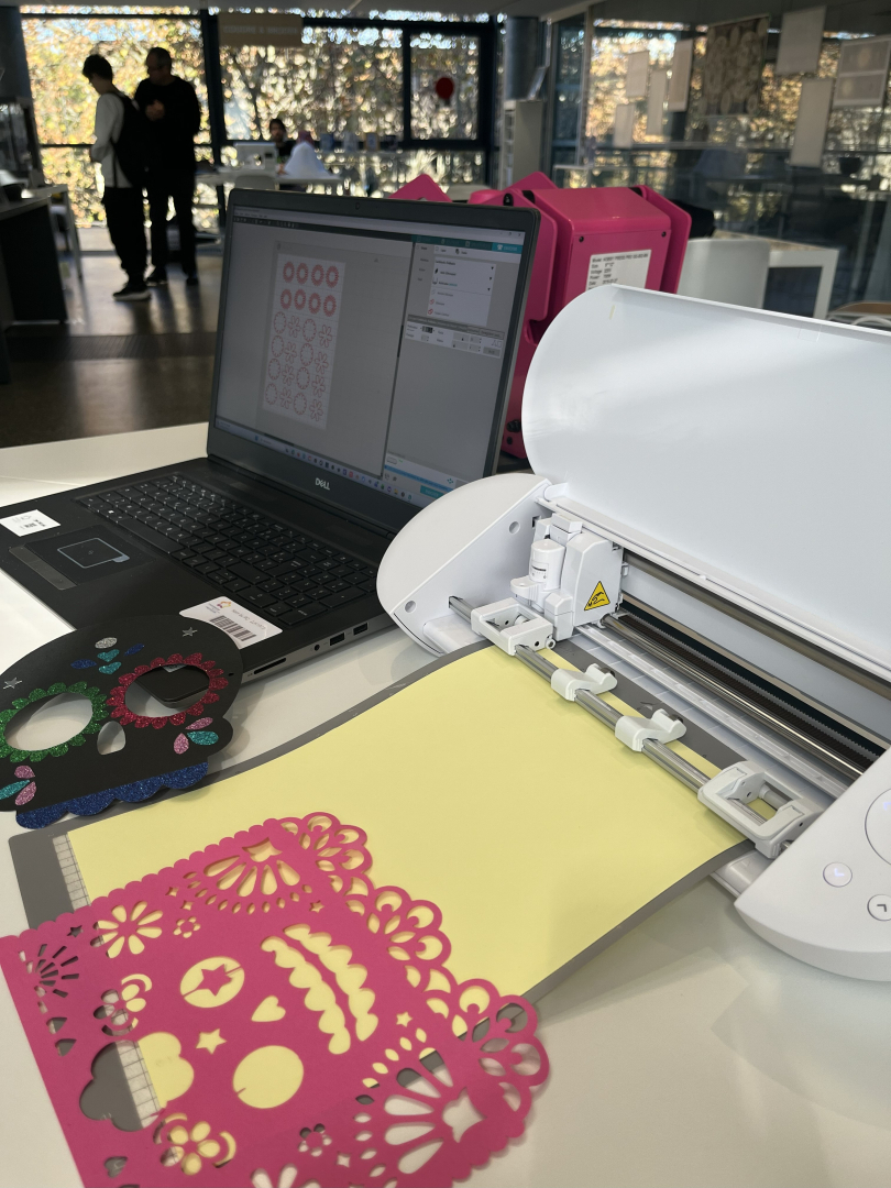 La Fabrique compte de nombreuses machines en libre service comme la découpeuse numérique 