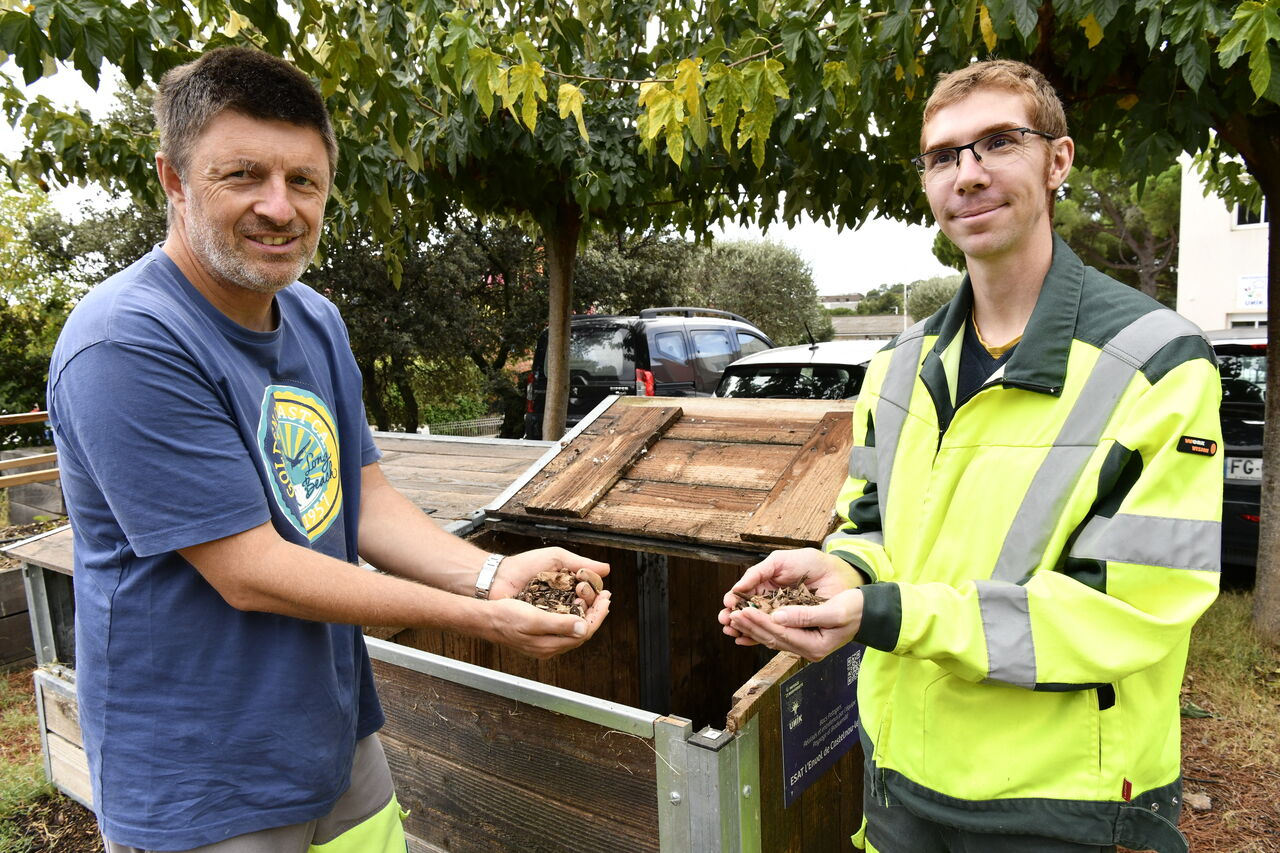 Julien et Guilhem tiennent du broyat dans leurs mains