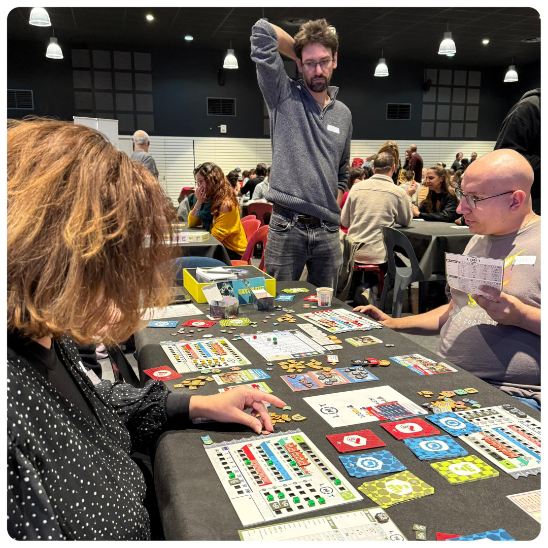 des joueurs à une table de jeux 