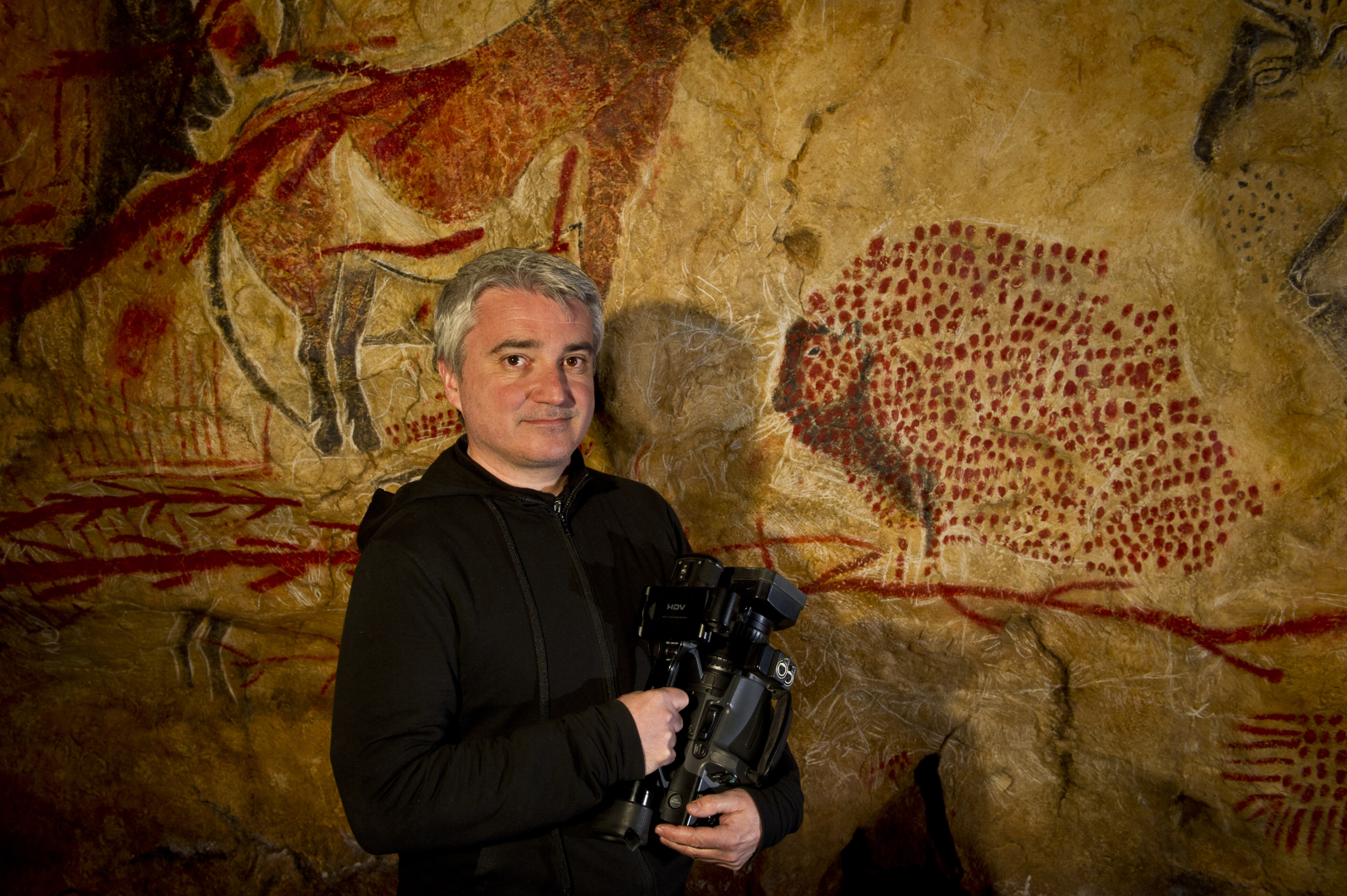 MArc Azema dans une grotte