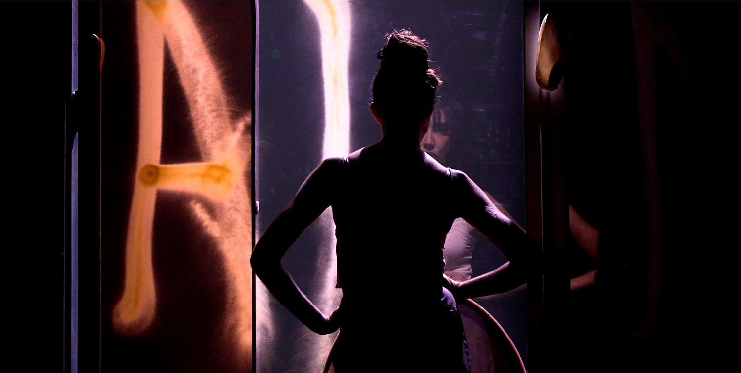 Photo de répétition montrant une jeune fille devant un miroir