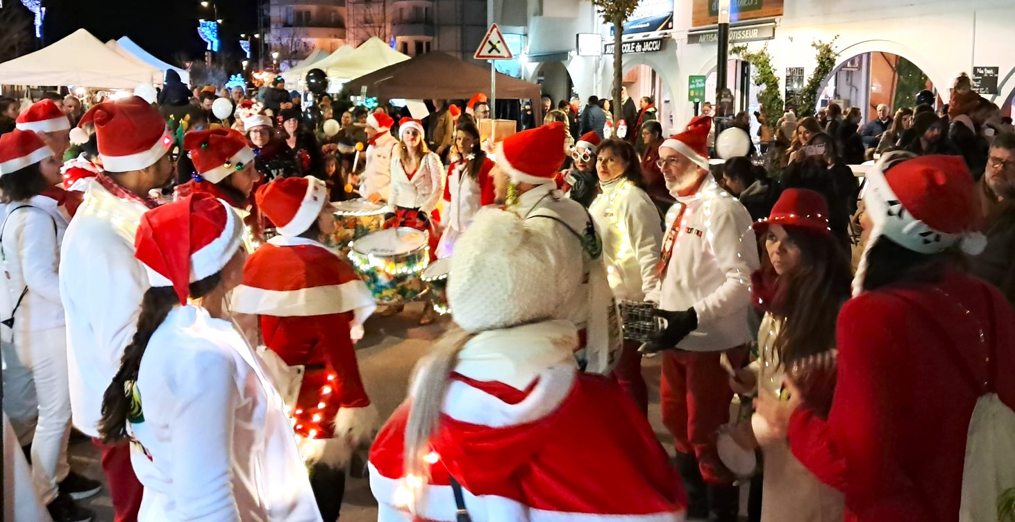 Photo de fanfare de pères noëls à Jacou