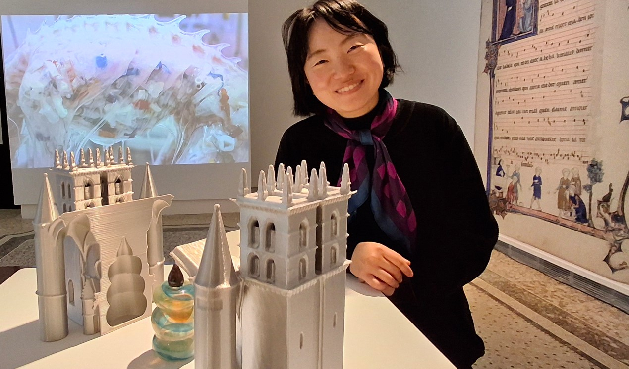 L'artiste Mona Young-Eun Kim devant une de ses oeuvres