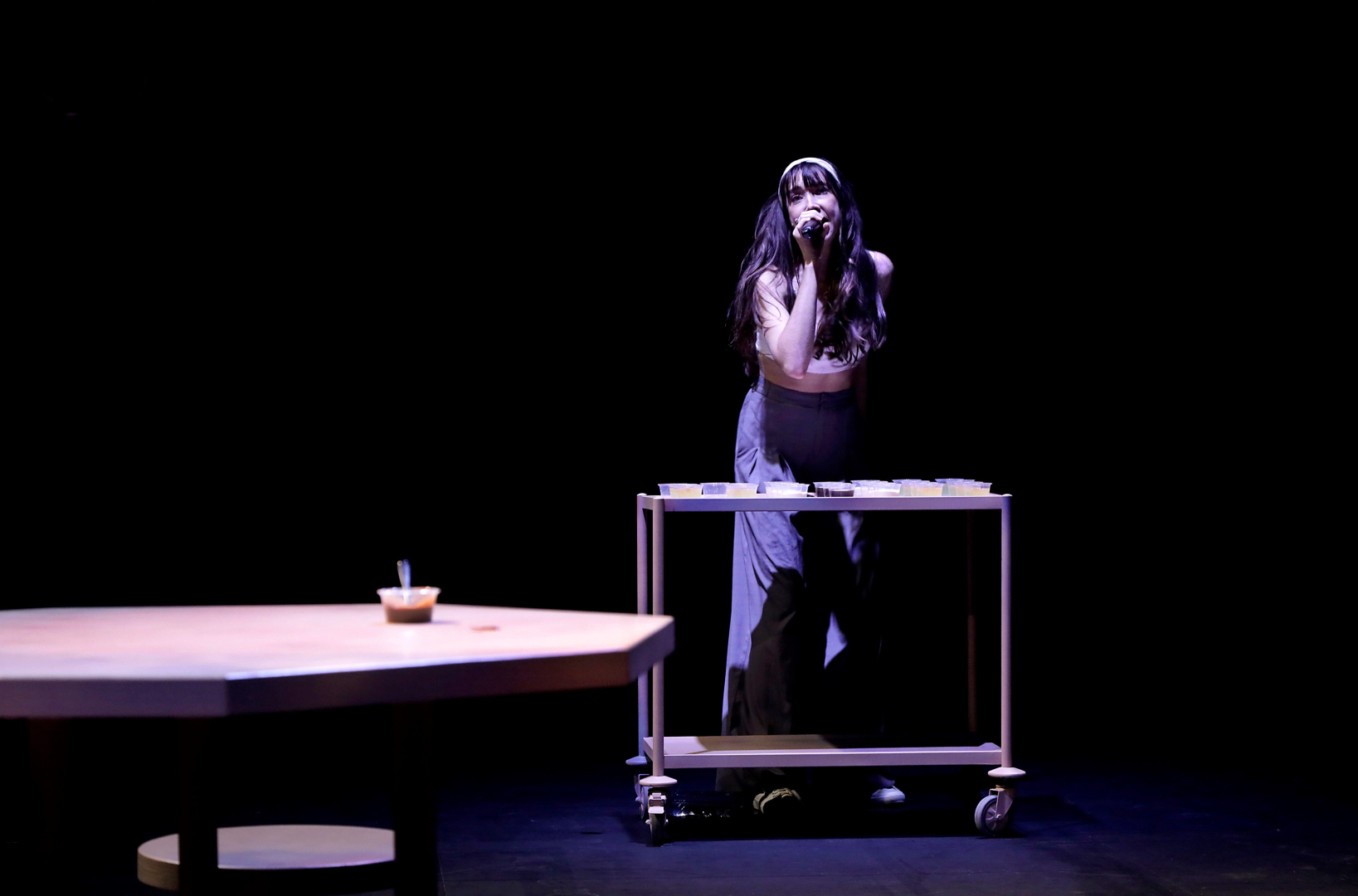 Photo de répétition, jeune fille tenant un micro