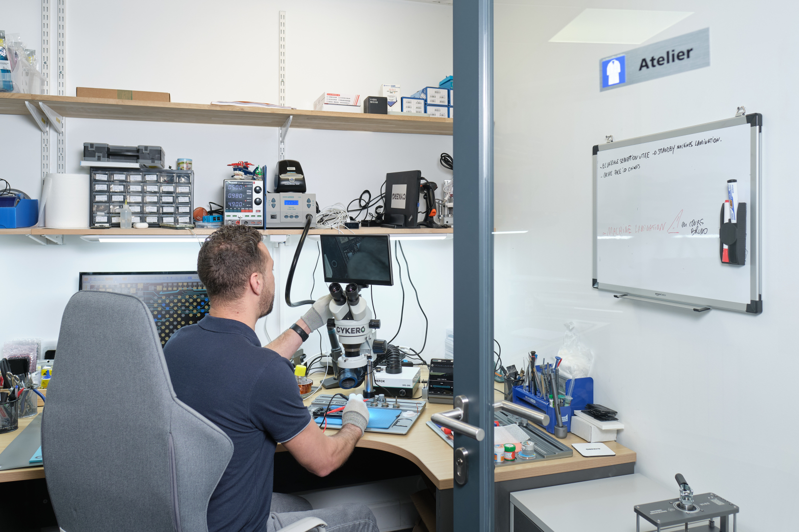 chaise outils de pointe technicien au travail dans atelier de reconditionnement 