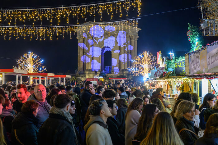 illuminations, arbres illuminés, chalets, foule nombreuse, château d'eau du Peyrou en arrière-plan