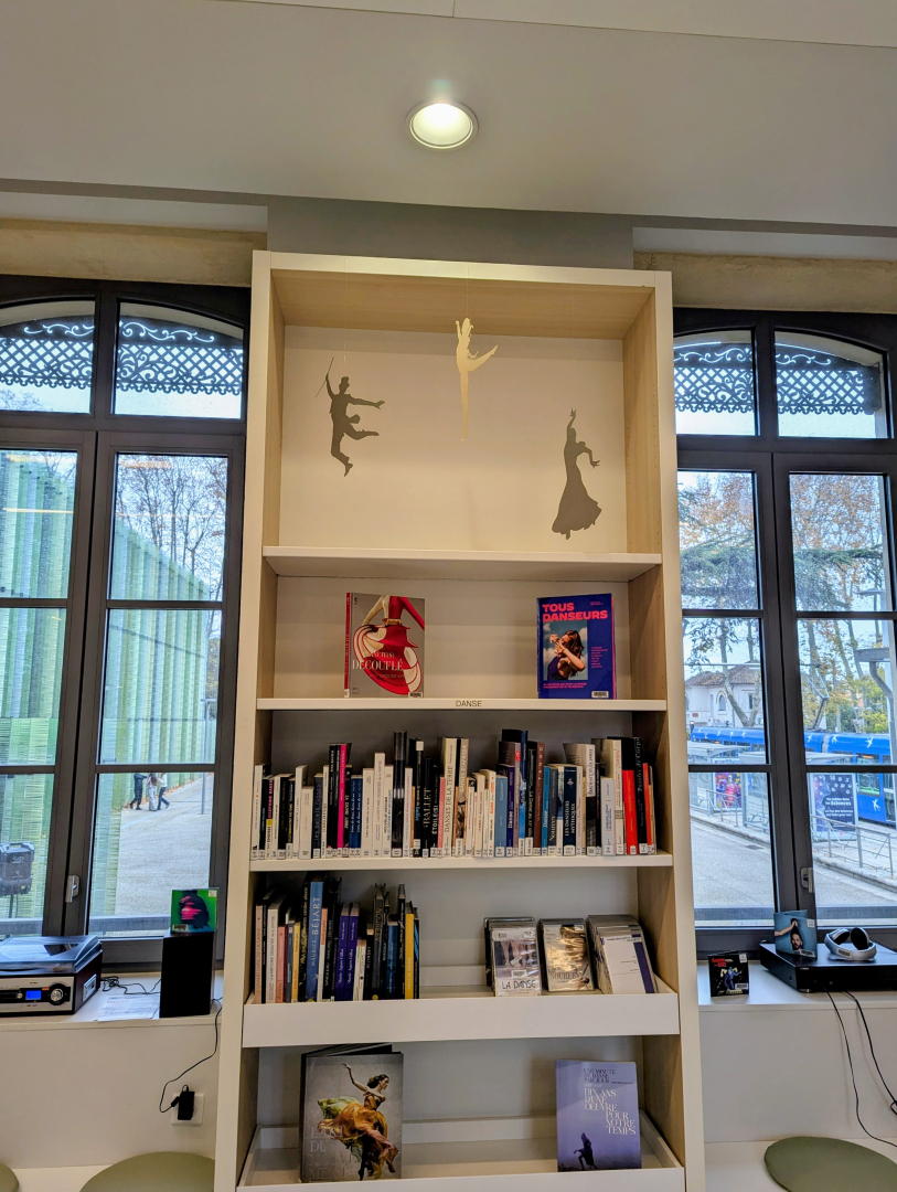 Avenue du Pr Grasset, cette nouvelle médiathèque est desservie par la ligne 1 et la ligne 5 de tramway