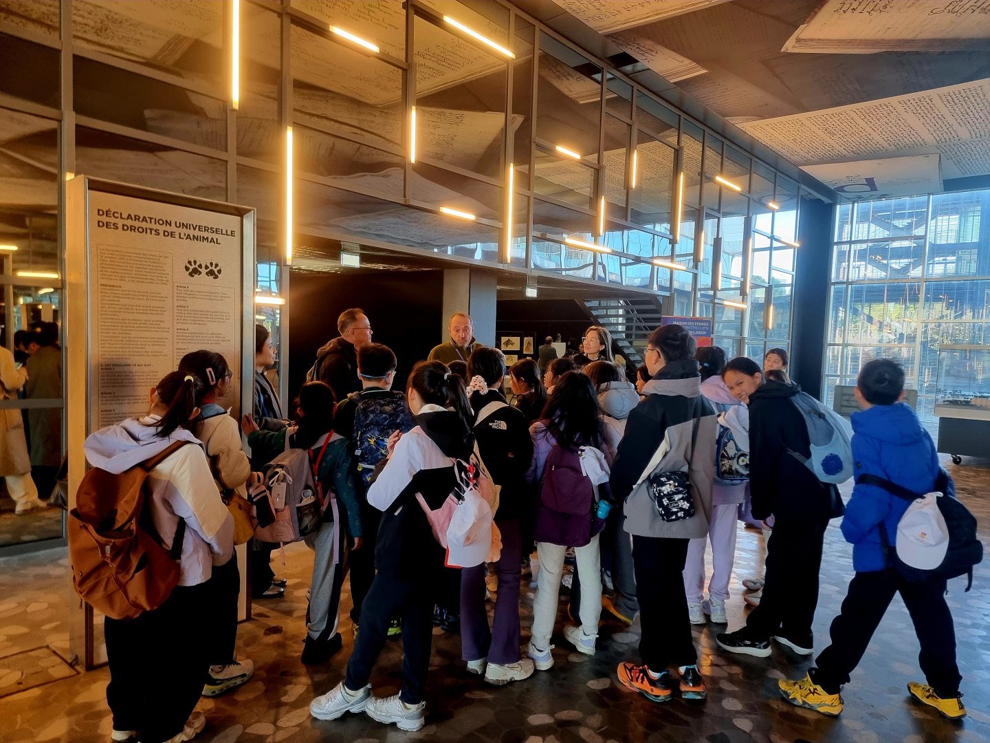 dans le hall de l'hotel de ville