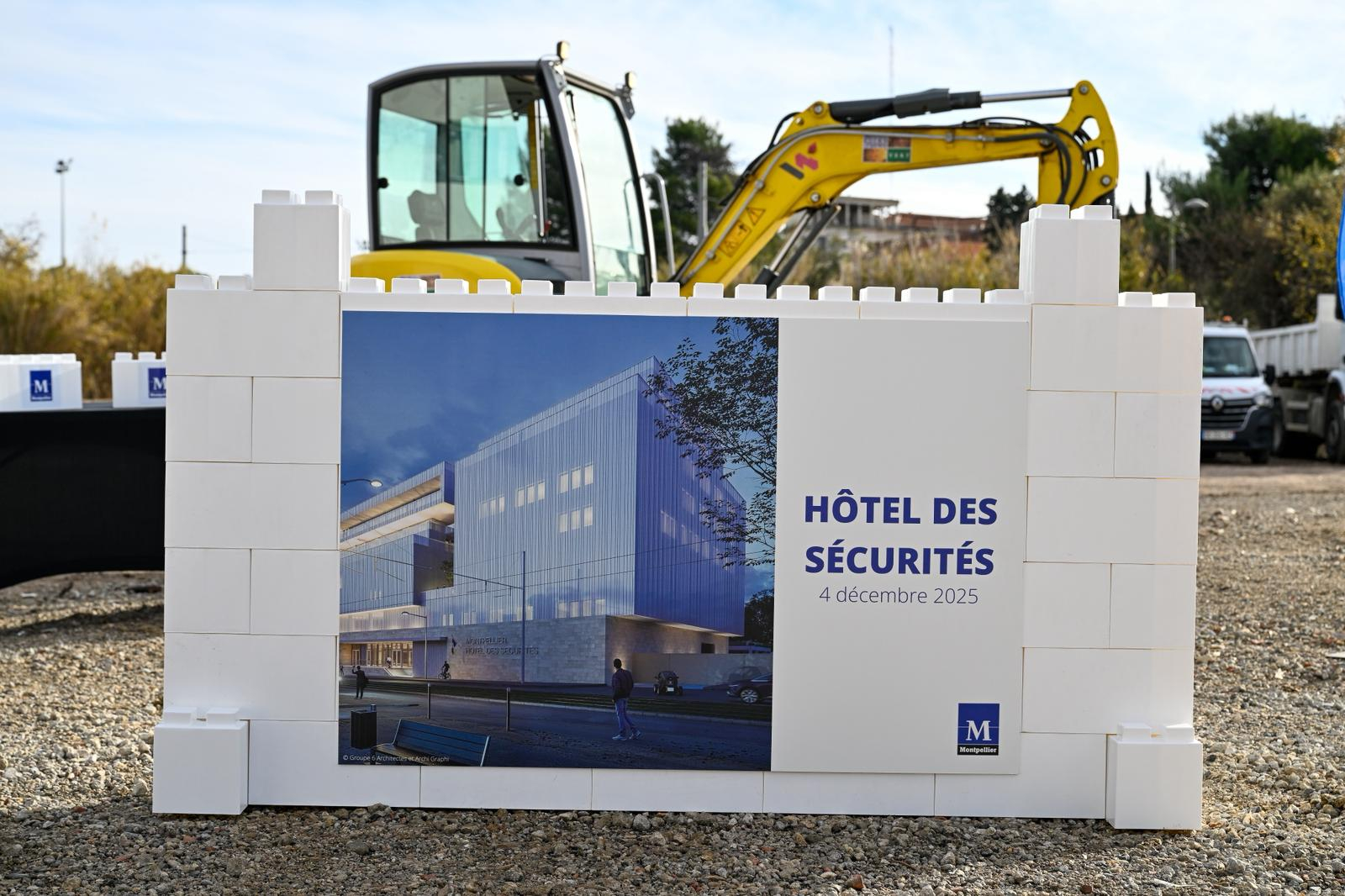 première pierre, engin de chantier, terrain du chantier 