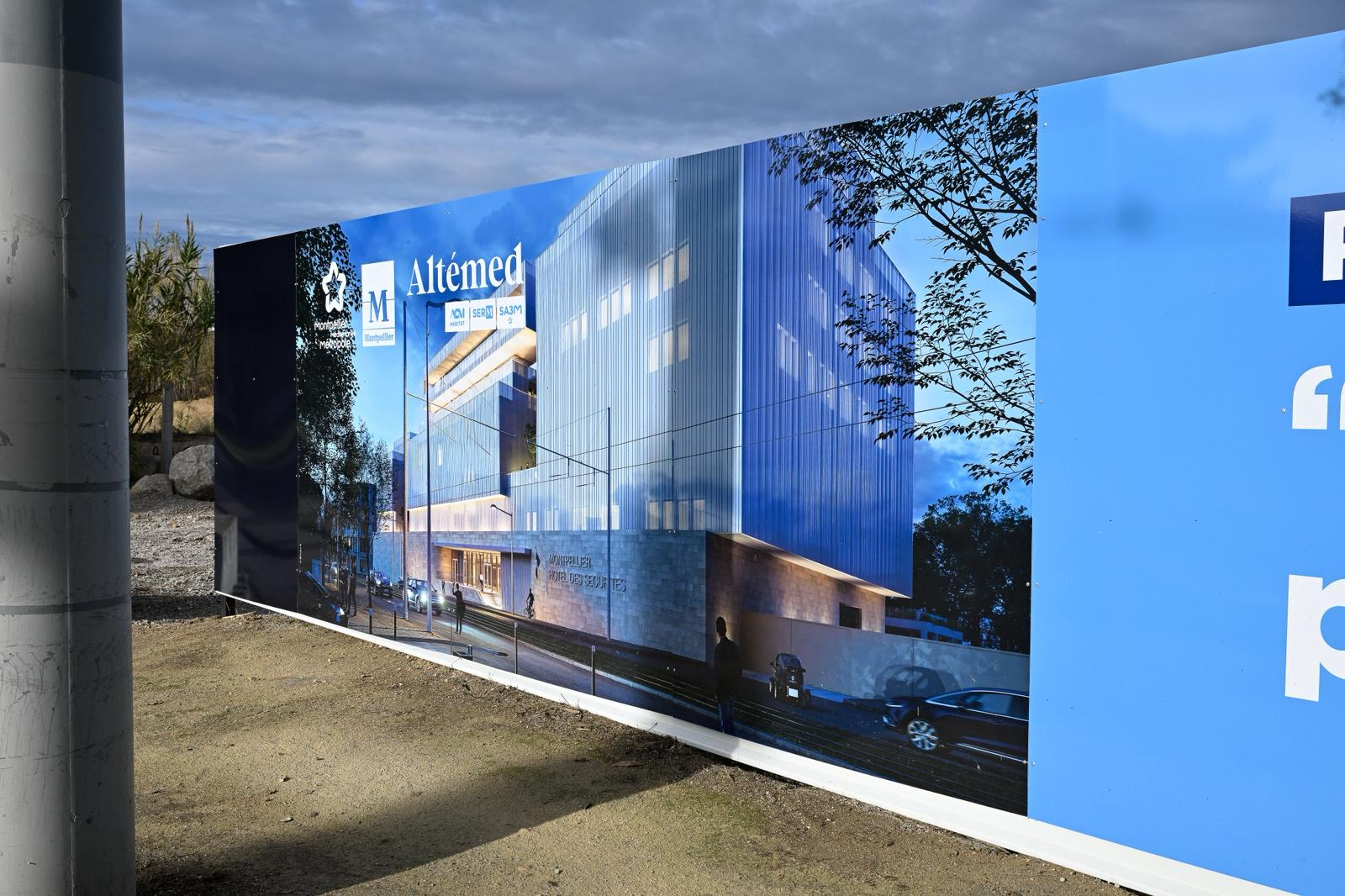 palissade du chantier avec panneaux de présentation du bâtiment 