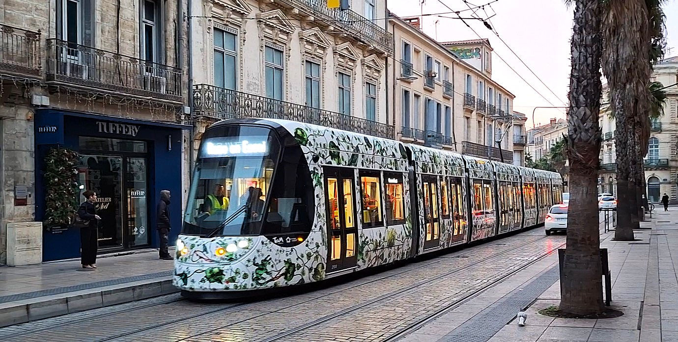 Boulevard du Jeu de Paume, la ligne 5 emprunte le tracé de la ligne 4