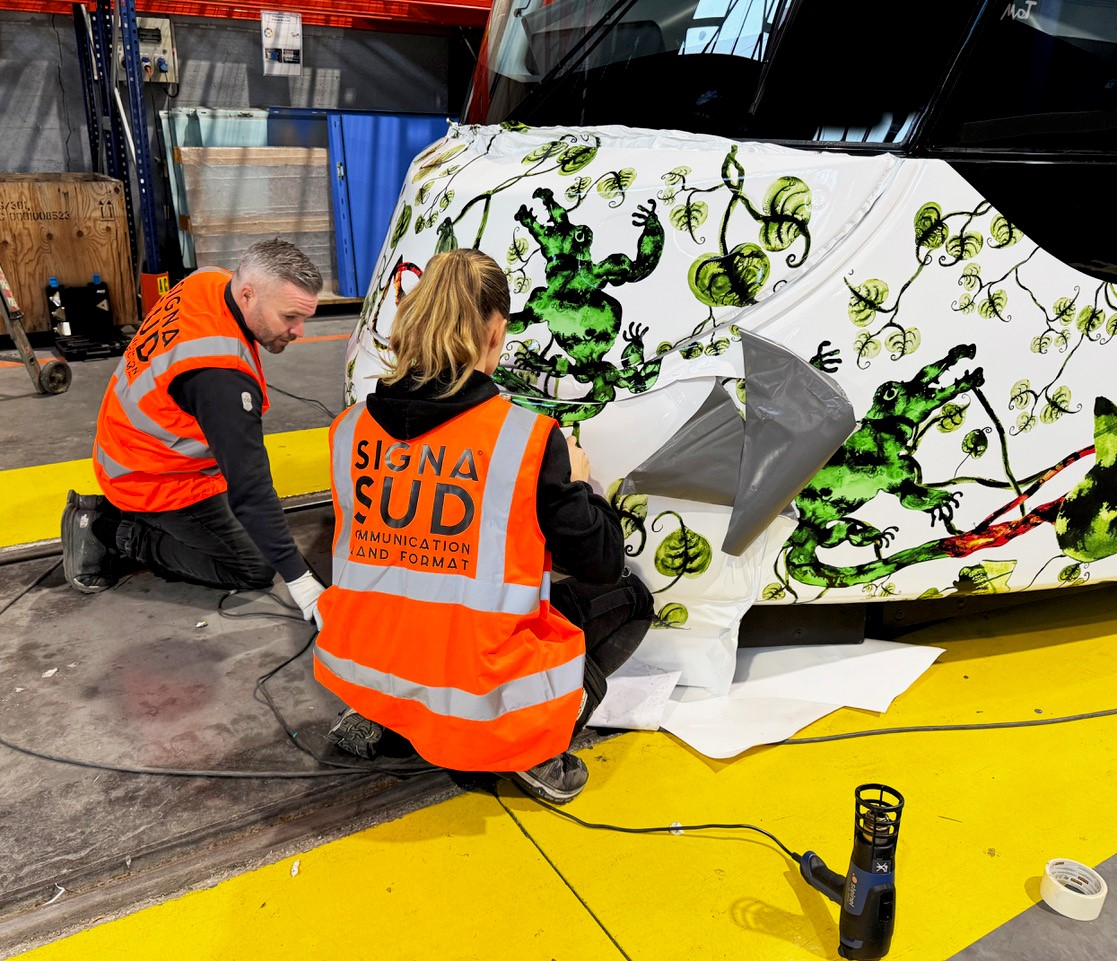 Son design porte la signature de l’artiste Barthélémy Toguo, mais c'est la société Signasud qui a la charge d’habiller l’ensemble des rames. de la ligne 5