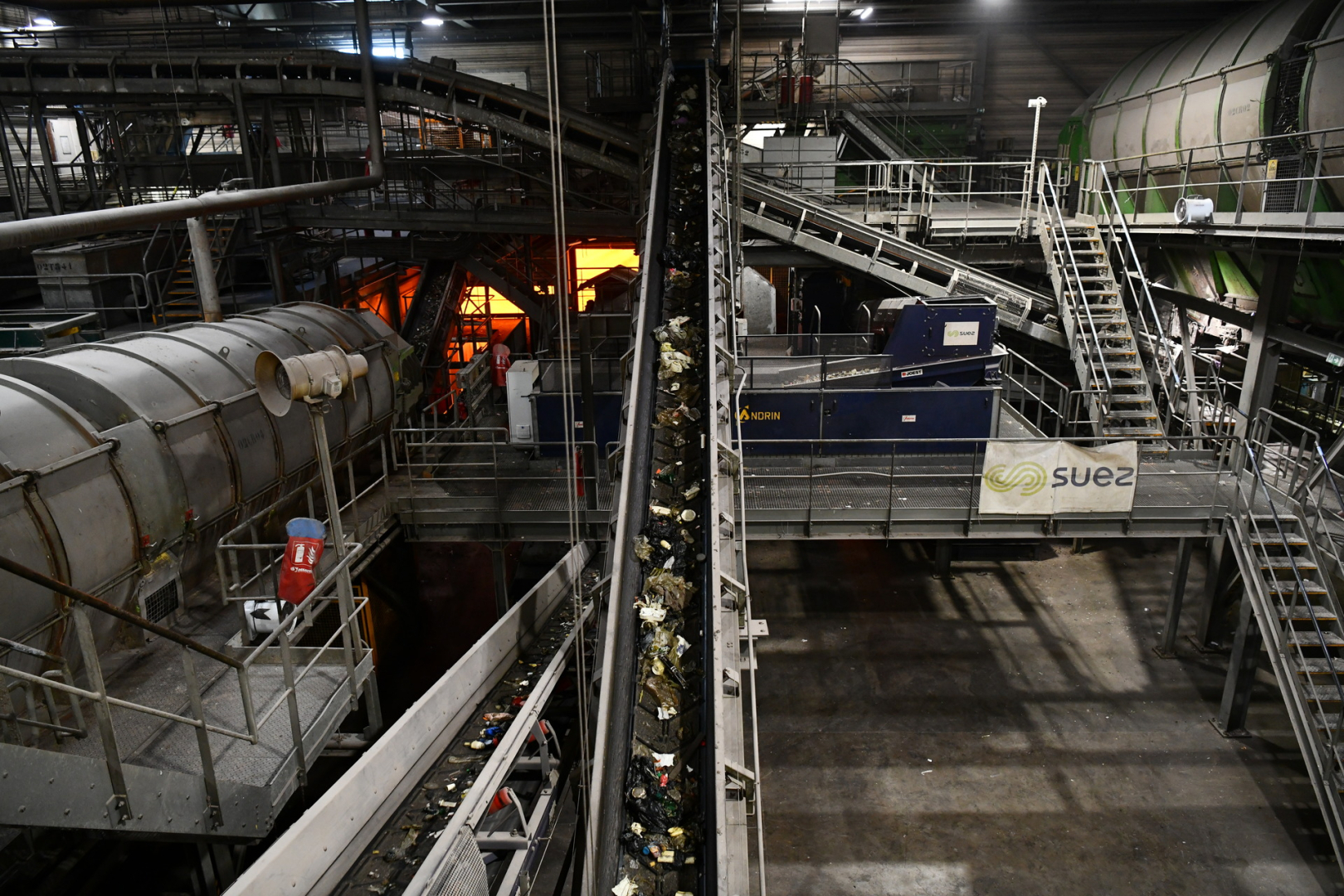 illustration de l'intérieur de l'usine de traitement des déchets Ametyst avec tapis roulant, escalisers, machines