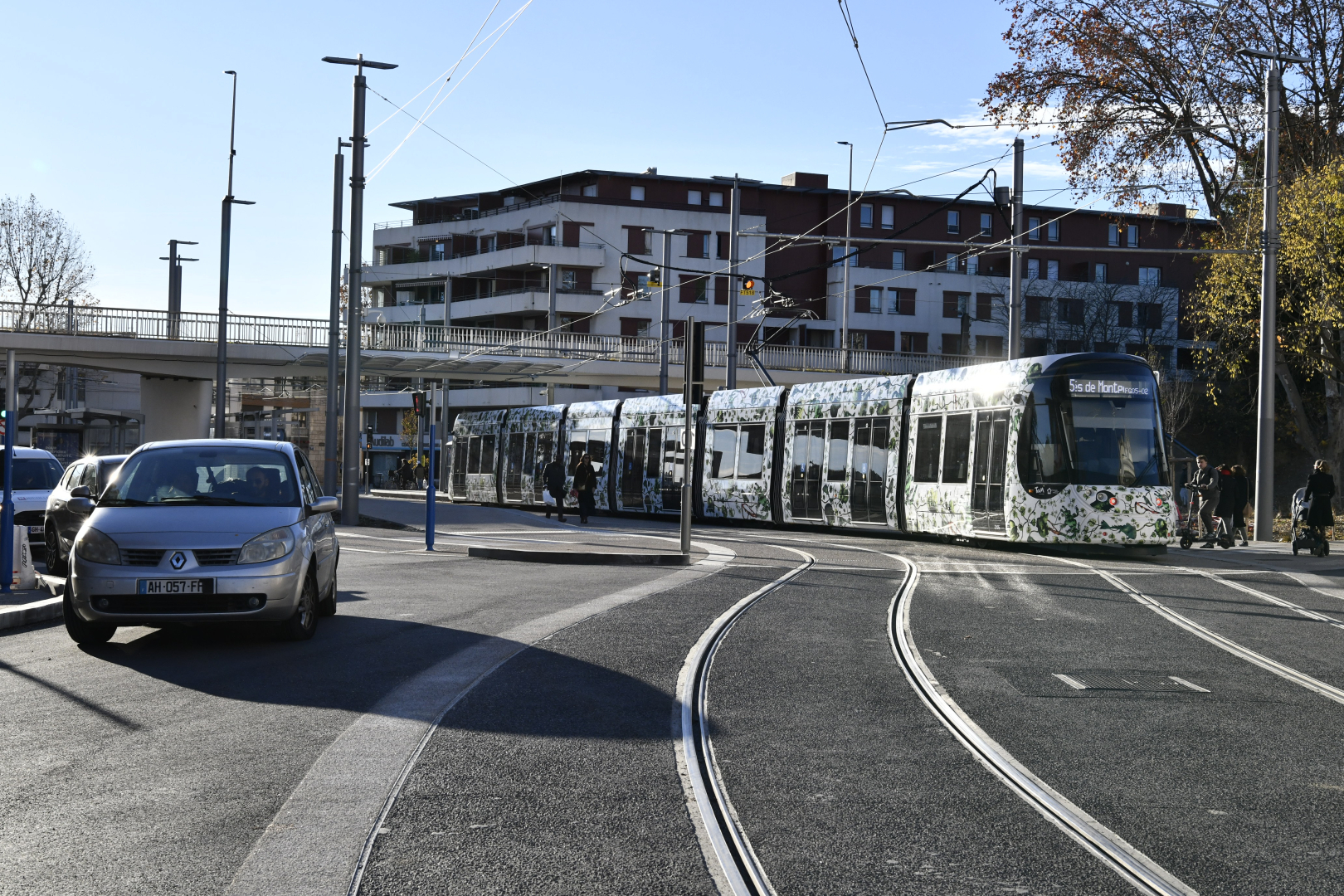 rail rame ligne 5 voiture trotinette passant viaduc immeuble ciel 