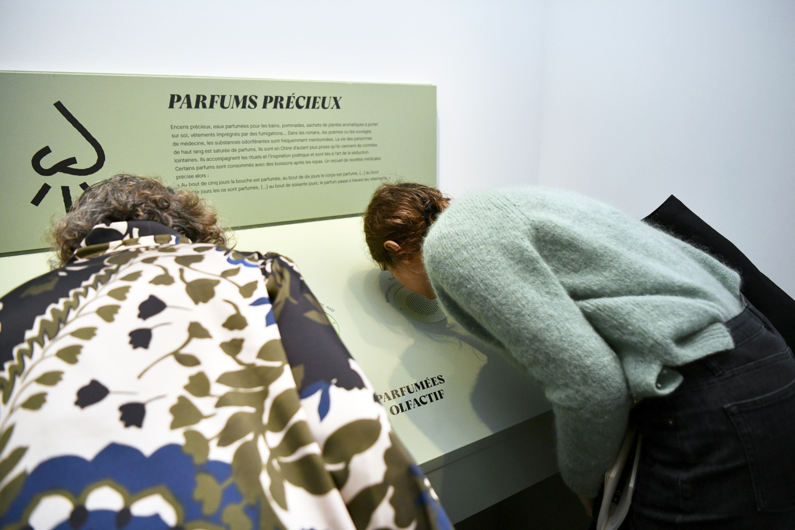 dispositif olfactif pour découvrir parfums et encens de la Chine imépriale, visiteurs