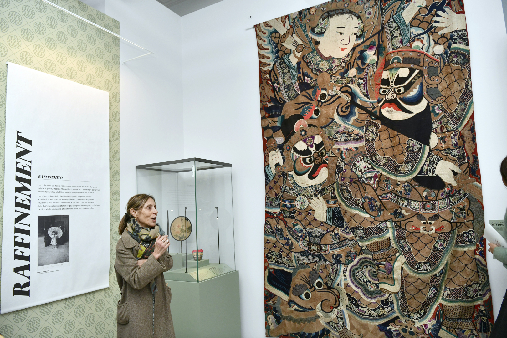 Panneau, éventails décorés sous vitrine, commissaire de l'exposition, rideau de scène d'opéra chinois brodé