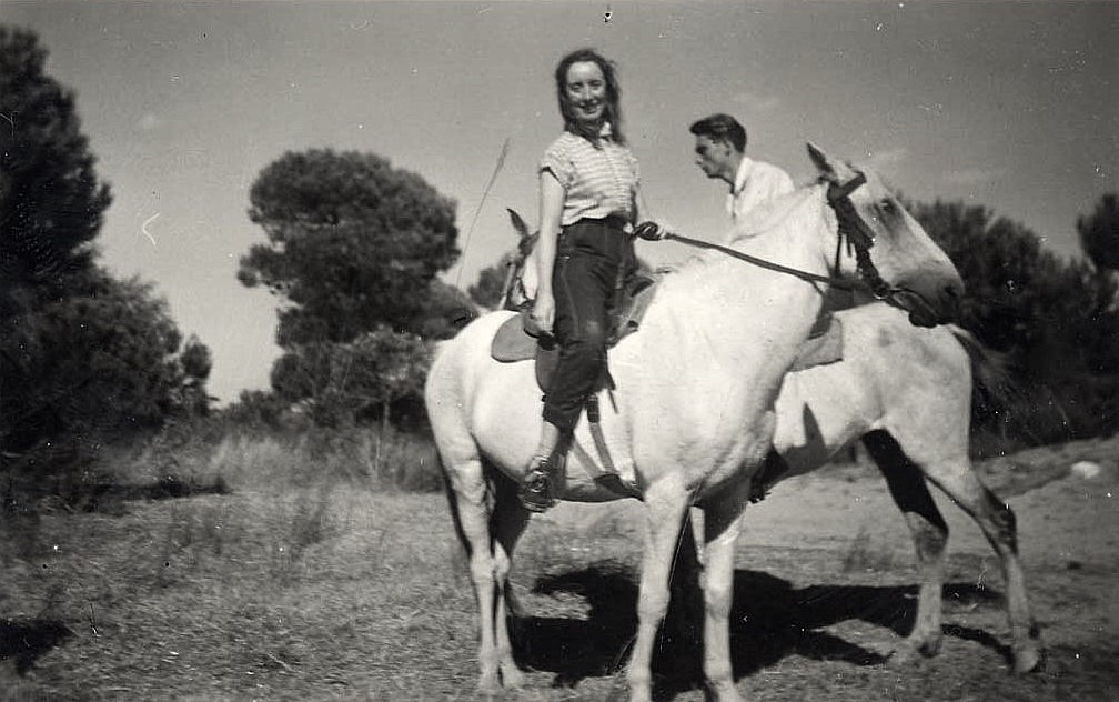 Jeanne Demessieux sur un cheval blanc de Camargue