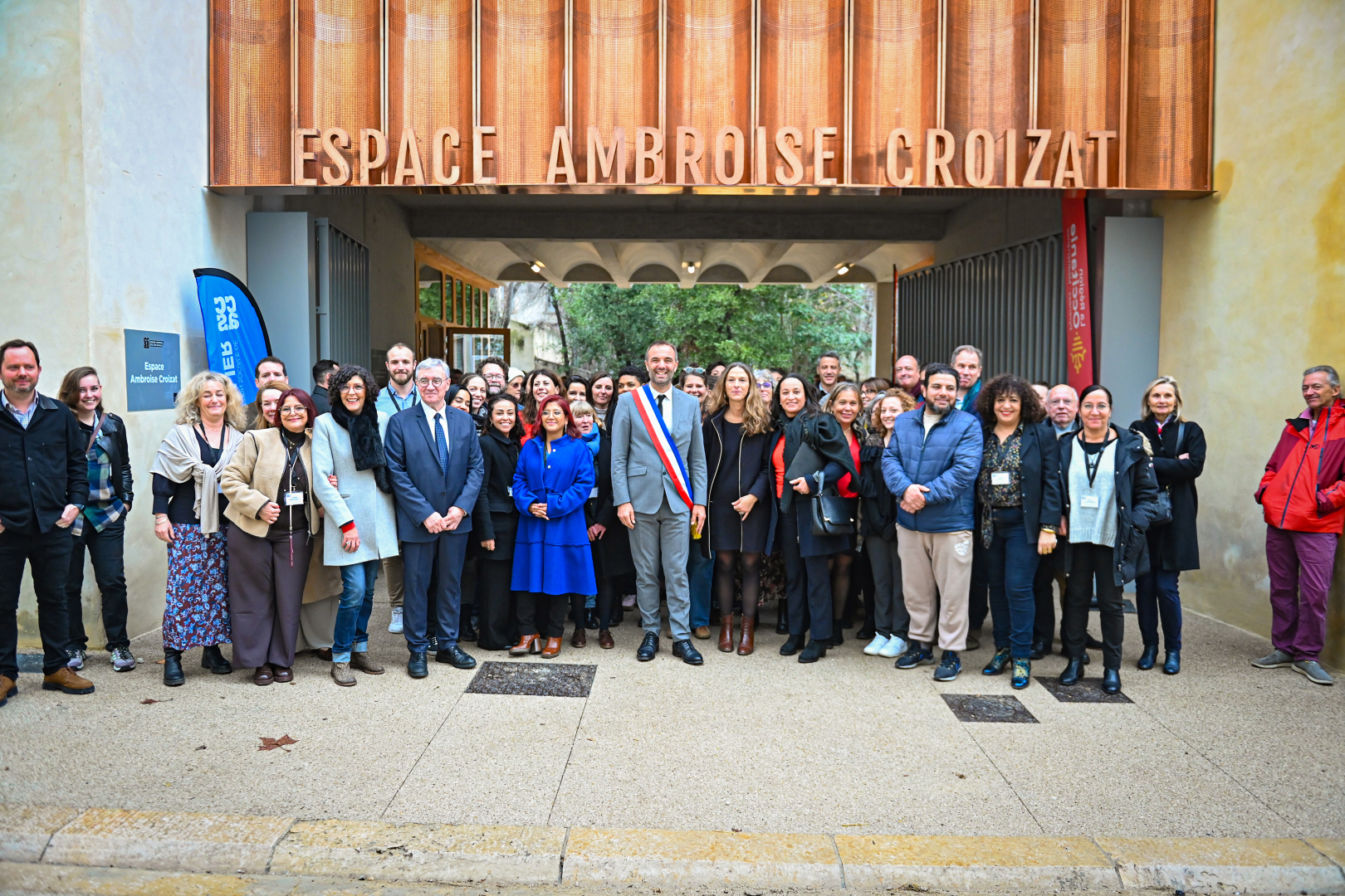 Photo de famille sur le parvis