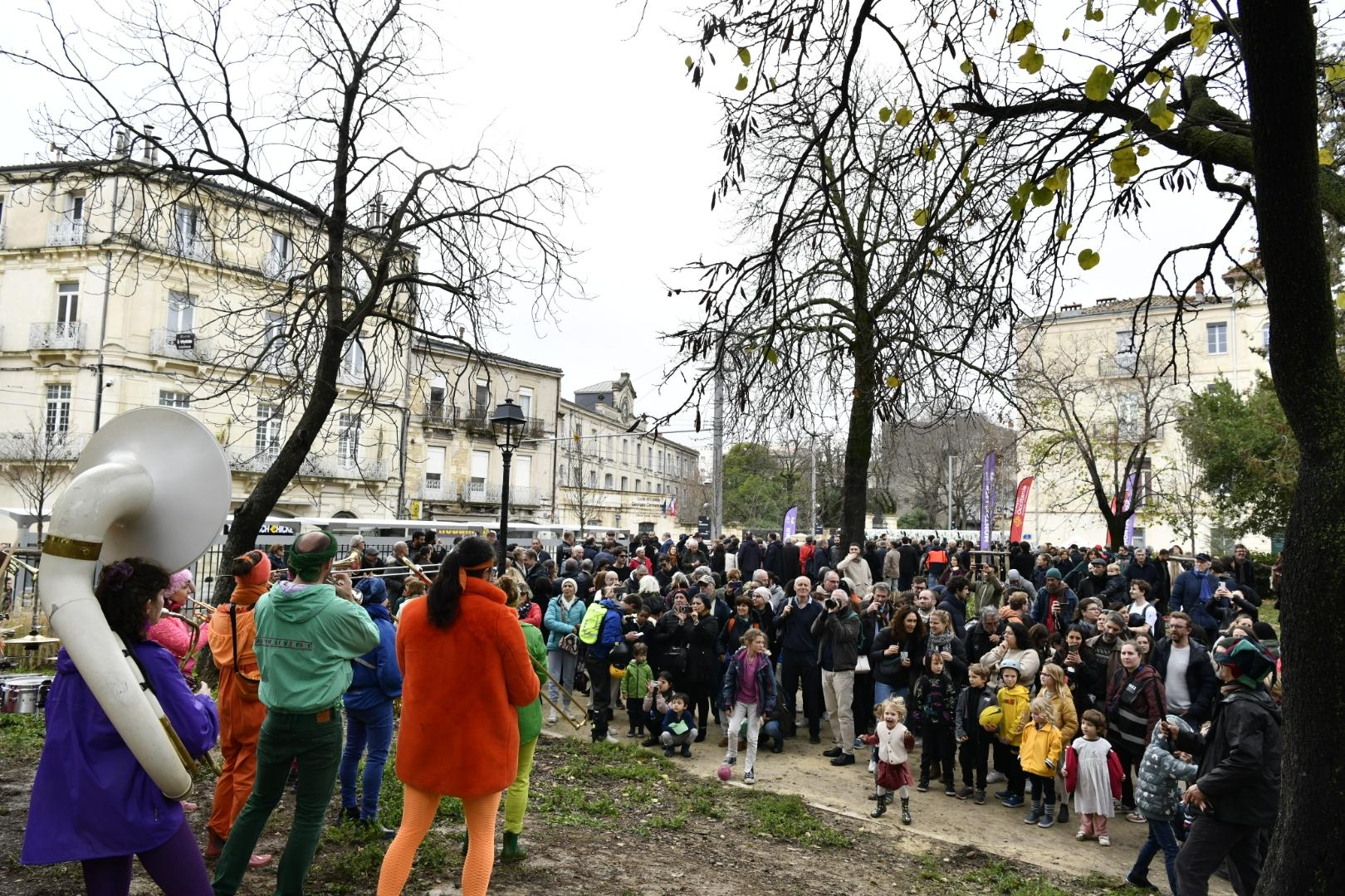 De nombreuses associations se sont mobilisées pour fêter la ligne 5 dans le parc