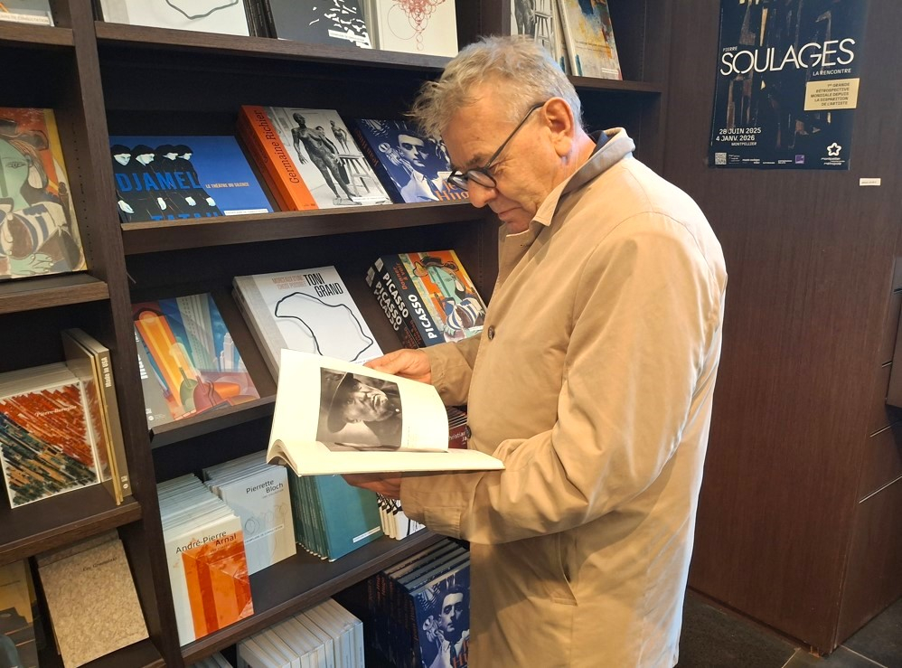 Monsieur feuilletant les catalogues