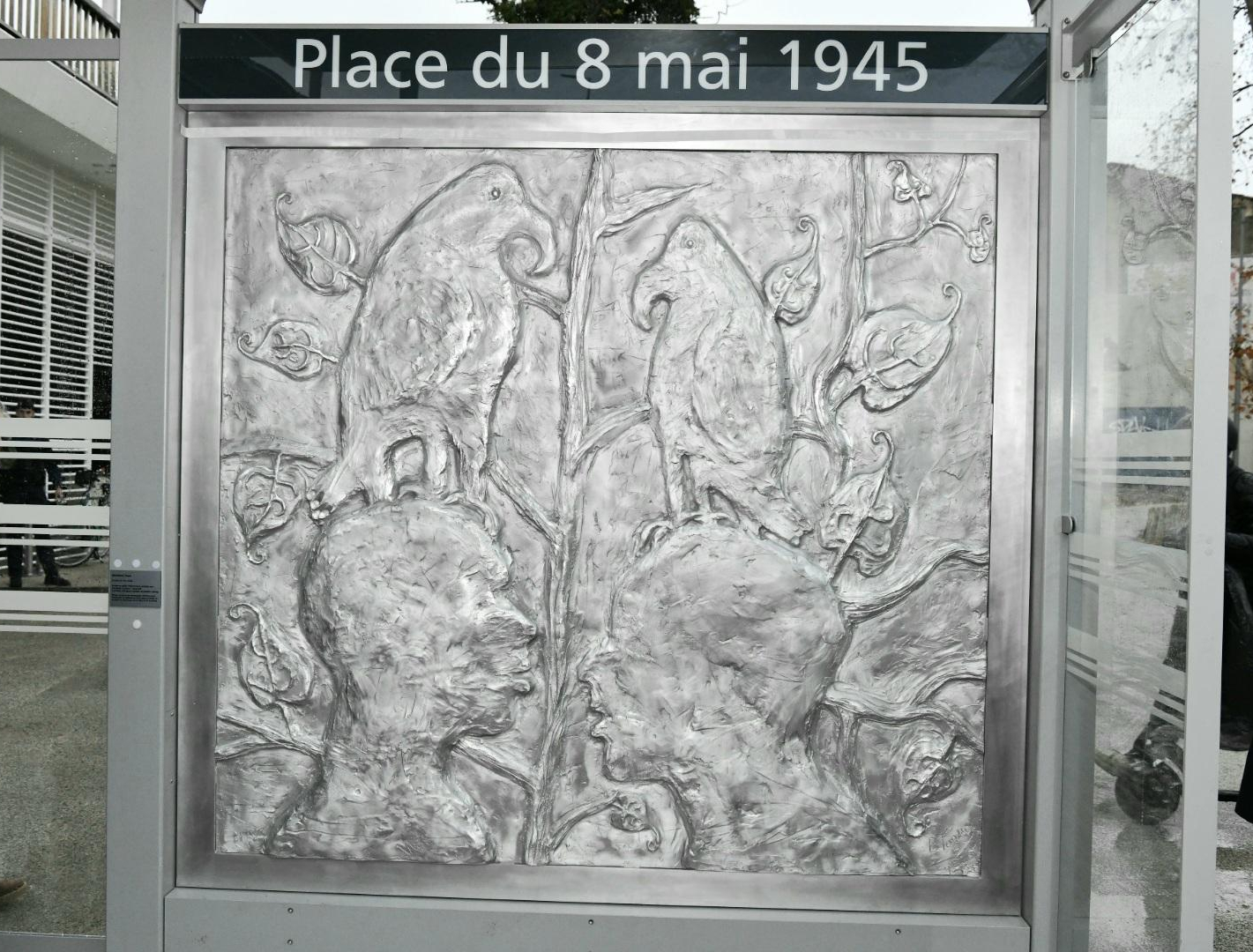 oeuvre de l'artiste Barthélémy Toguo sur la station de tramway de la Place du 8 mai 1945
