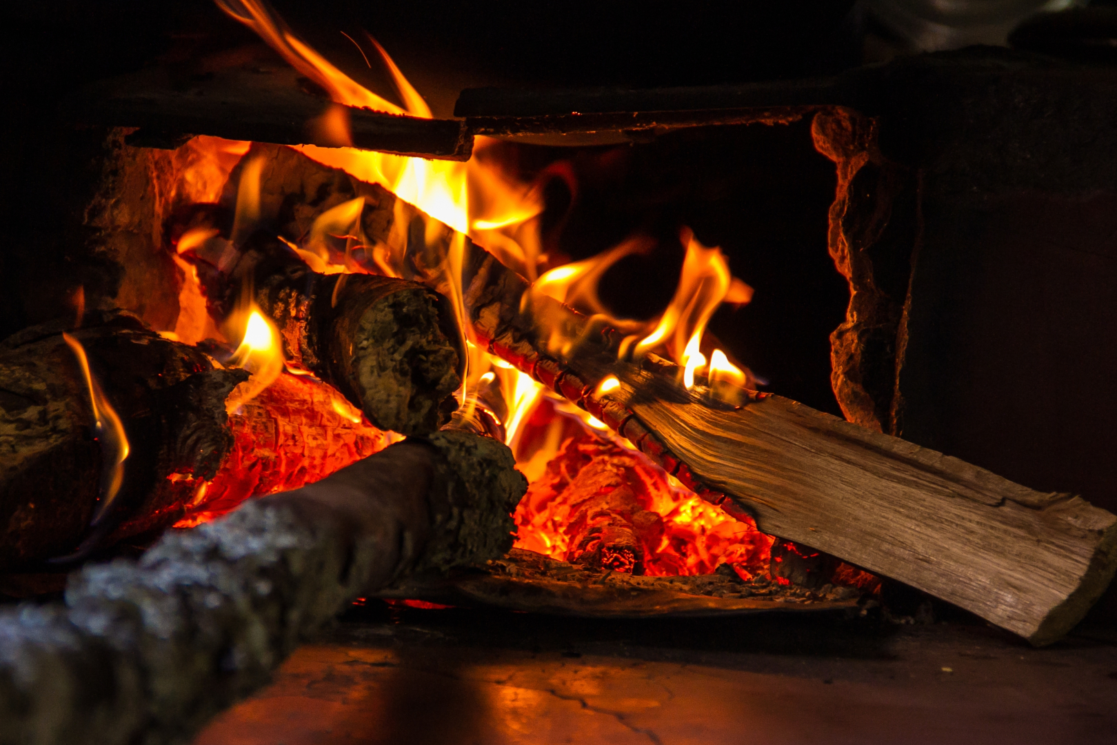 feu de cheminée bois flammes 