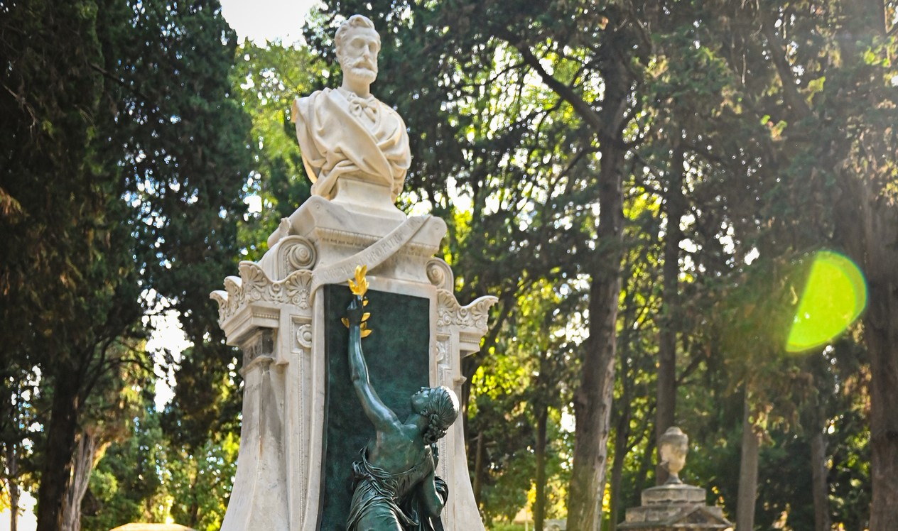 Zoom sur le tombeau et le buste