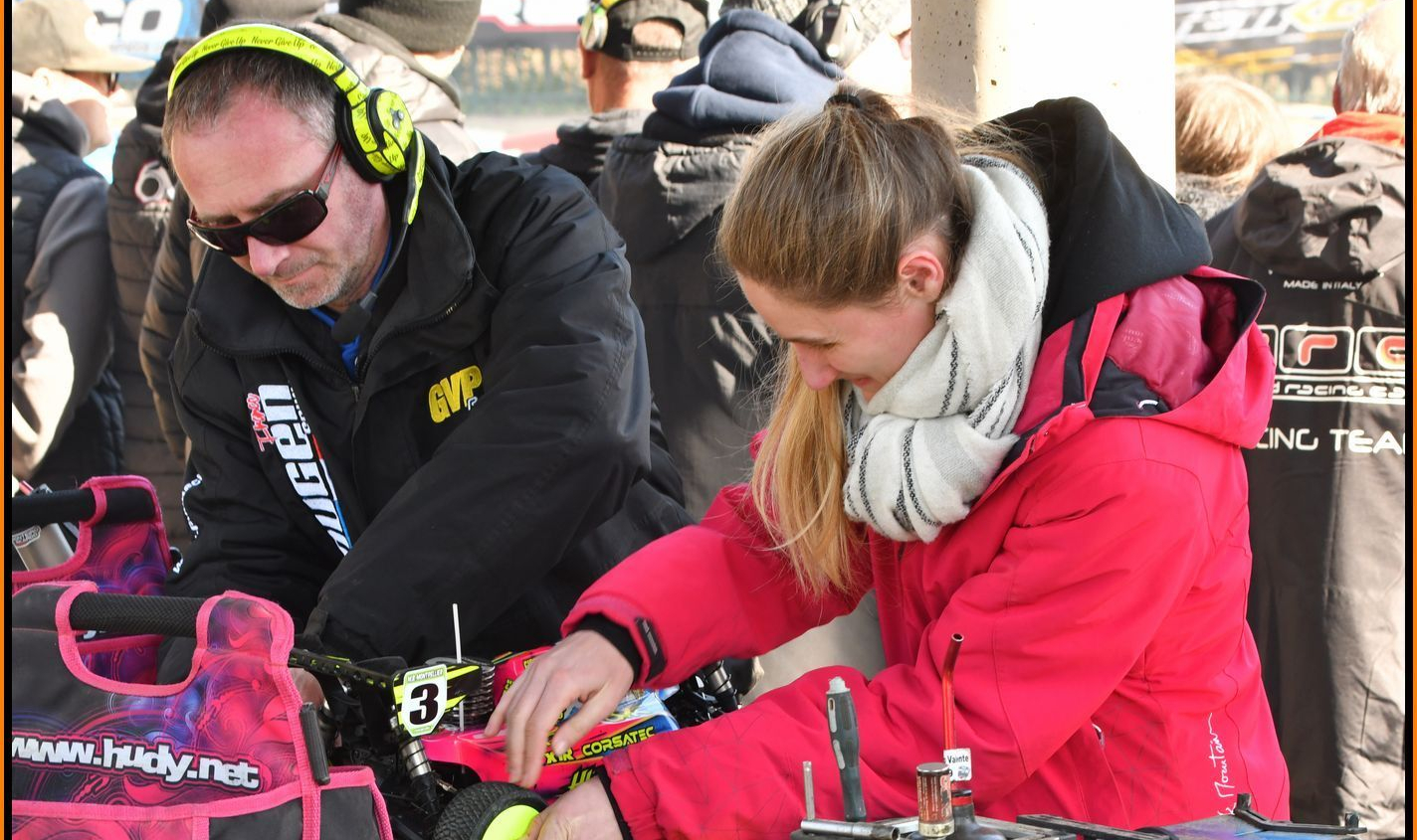 Préparation des bolides avant le Grand prix