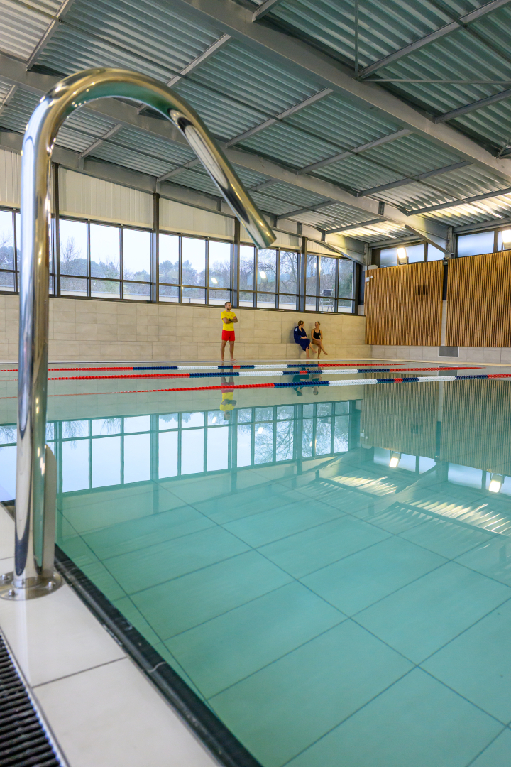 jet d'eau massant du bassin intérieur 15 mètres sur 15 maître nageur murs fenêtres toit