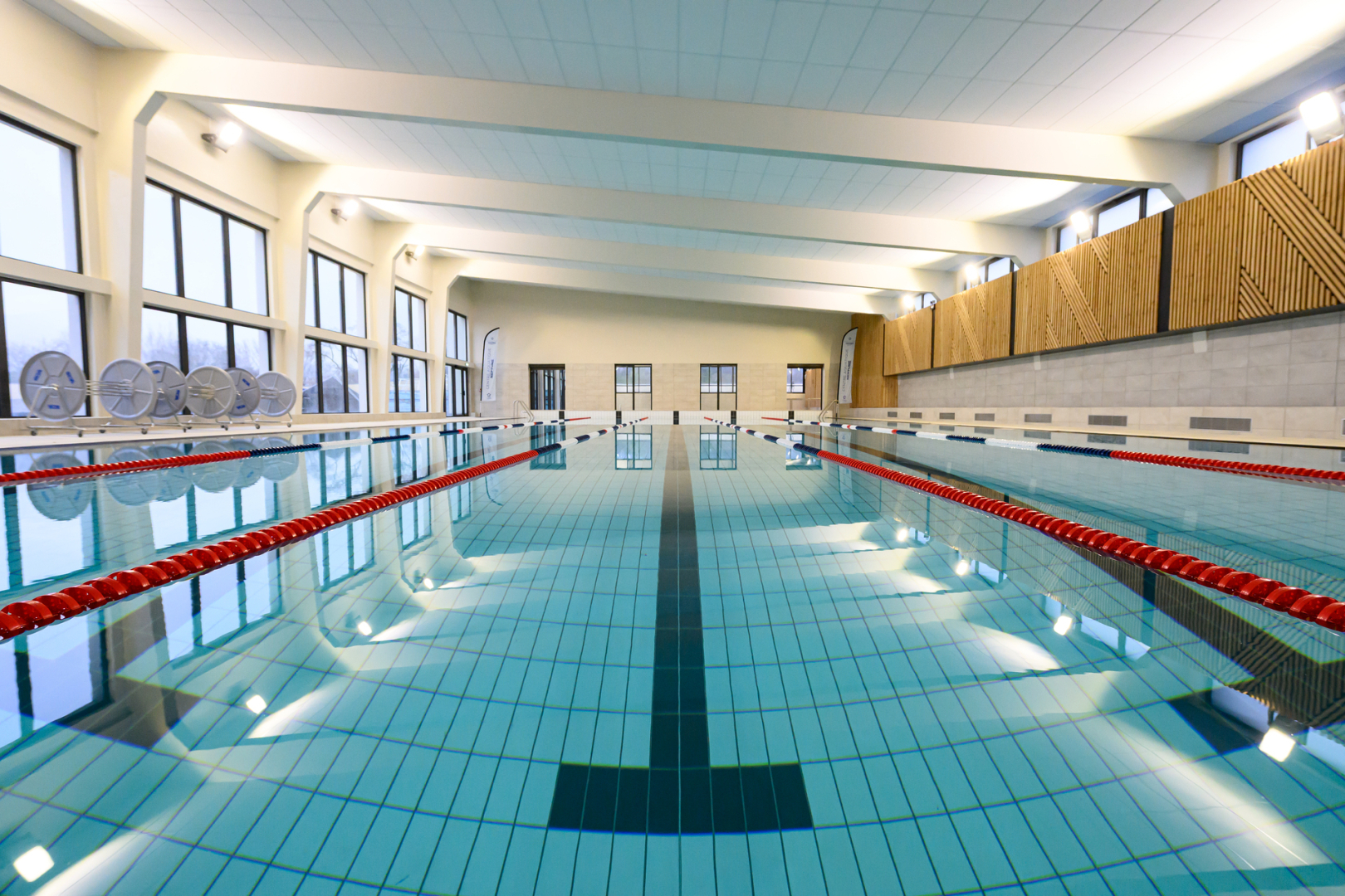 bassin intérieur de 25 mètres sur 25 lignes d'eau murs et fenêtres