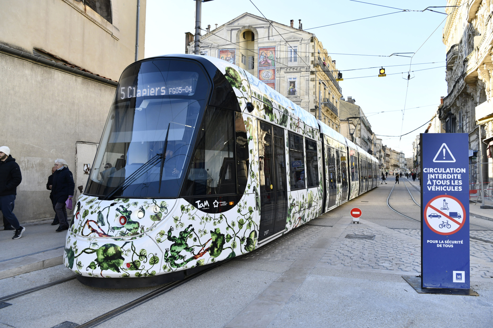 piétons tramway ligne 5 au bout de l'avenue Clémenceau panneau de restriction de circulation pour les deux roues 