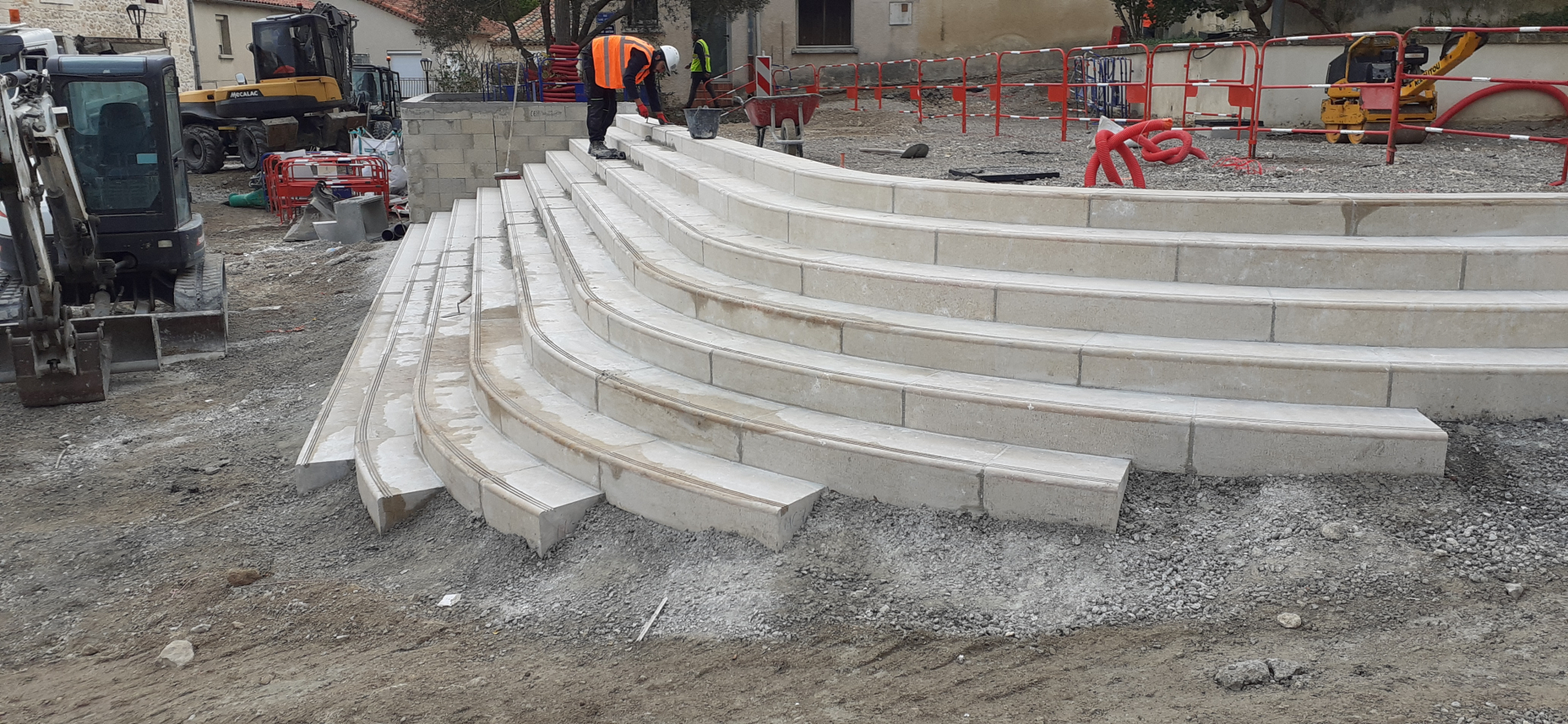 Les marches de la place de l'église ont été entièrement refaites en pierre calcaire